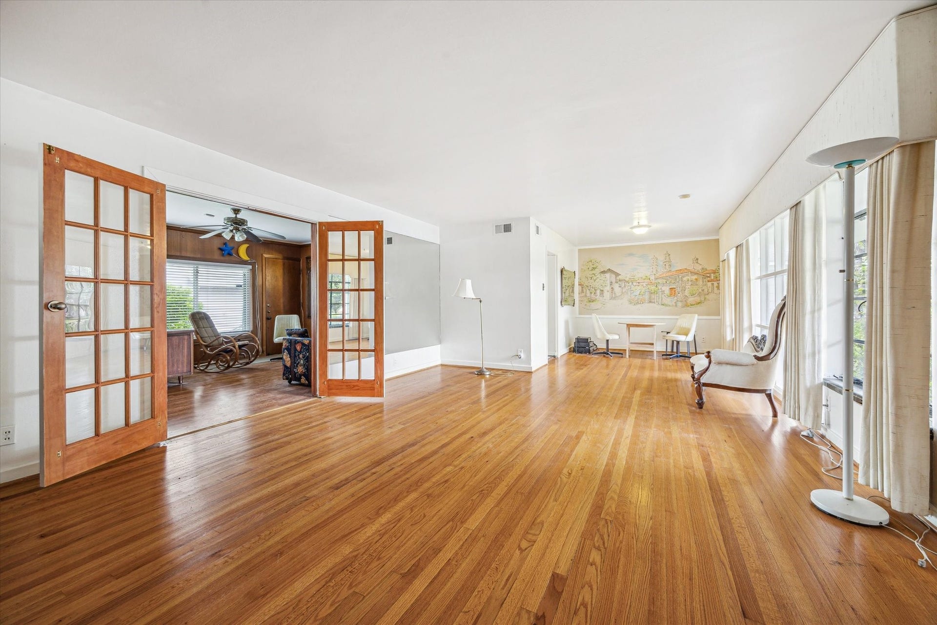 3825 Gramercy Street, Houston, TX 77025 Very large living and formal dining area. Wonderful abundance of natural light and beautiful hardwood floors.