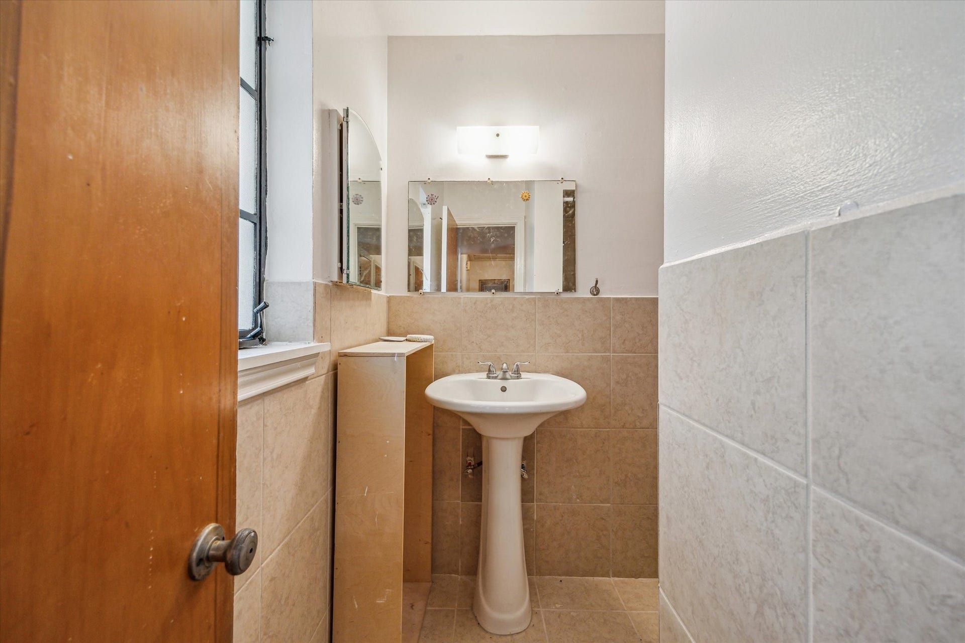 3825 Gramercy Street, Houston, TX 77025 Great secondary full bathroom.