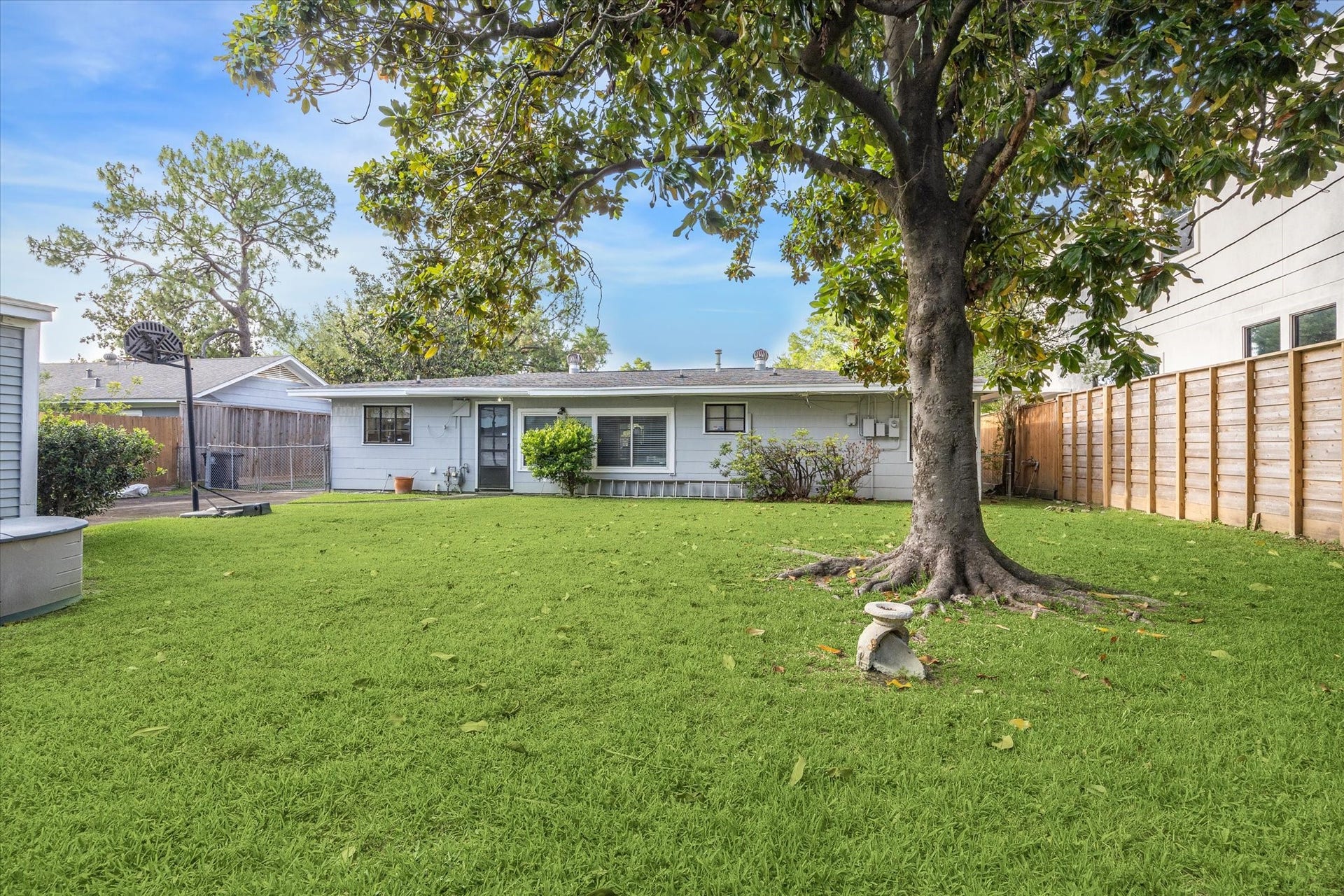 3825 Gramercy Street, Houston, TX 77025 Basketball hoop is ready for hours of fun!
