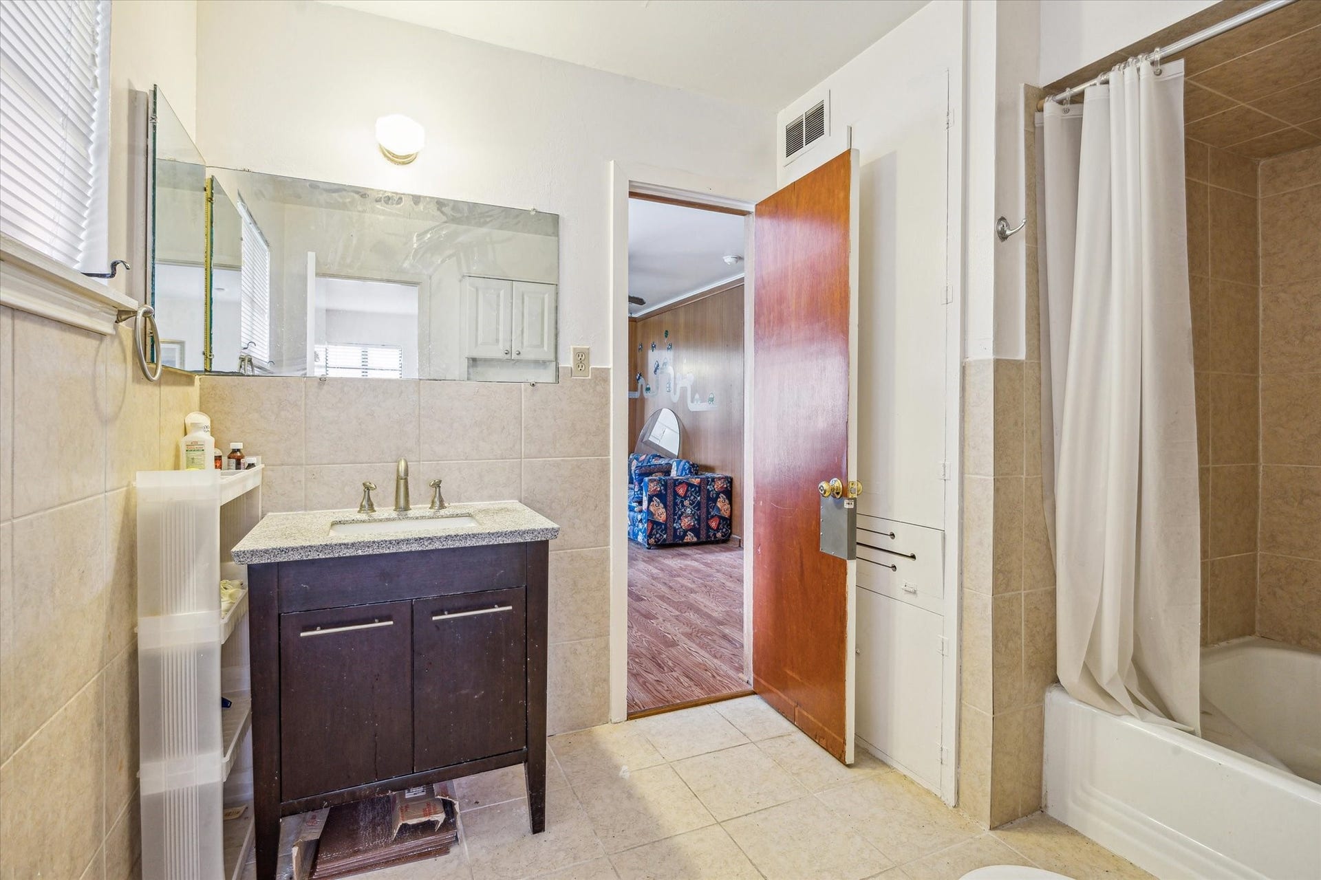3825 Gramercy Street, Houston, TX 77025 Nice primary bathroom with tub/shower.