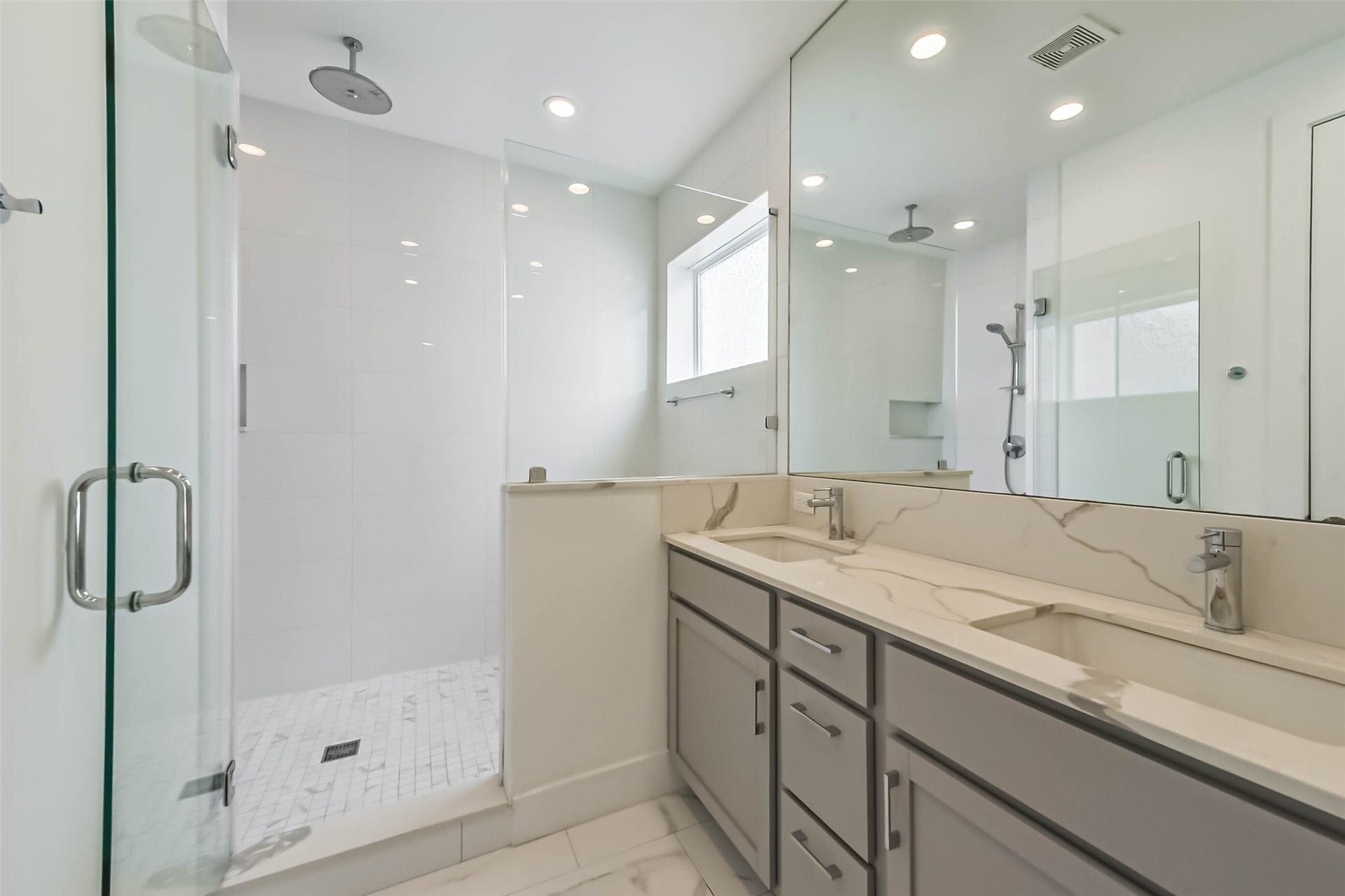 2408 Emancipation Avenue, #A, Houston, TX 77004 Primary Bathroom