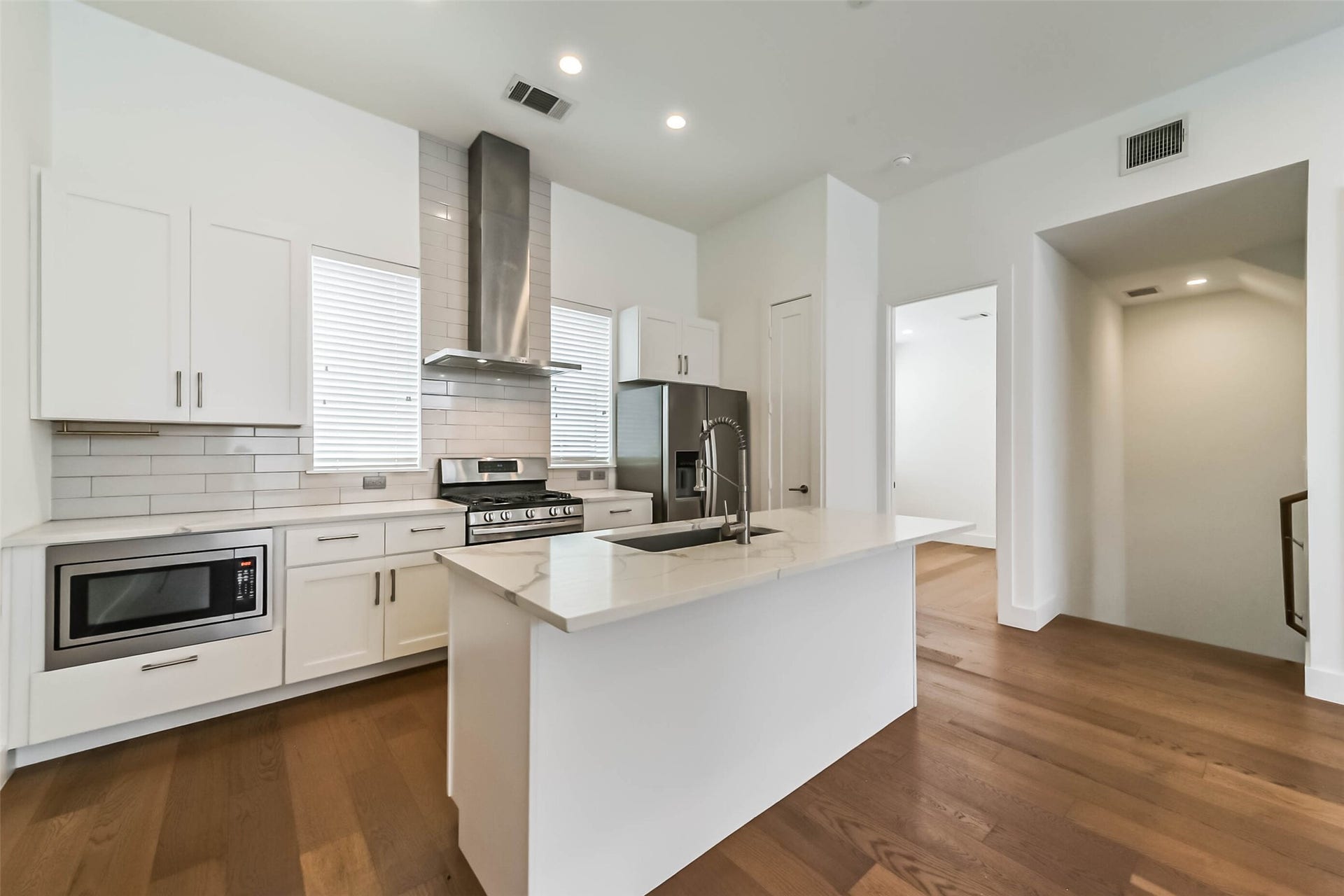 2408 Emancipation Avenue, #A, Houston, TX 77004 Gourmet Kitchen