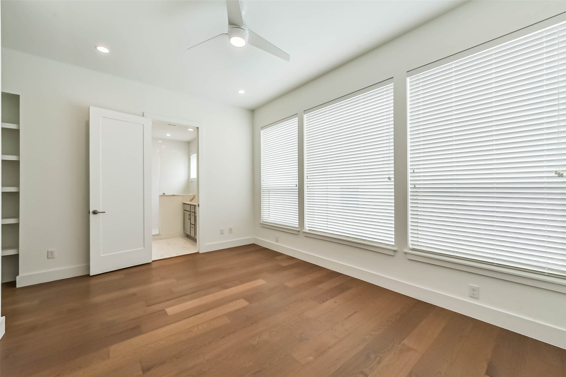 2408 Emancipation Avenue, #A, Houston, TX 77004 Expansive Living Room with Oversized Windows