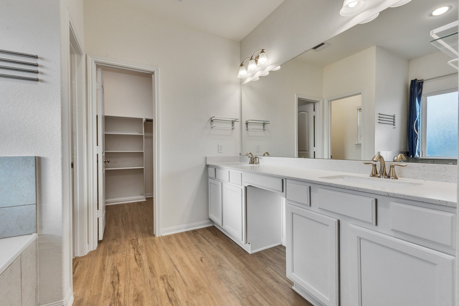 Primary bath, dual sinks and vanity area