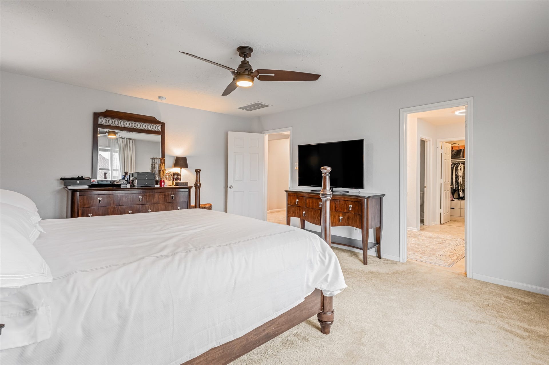 3806 Belmore Lane, Pearland, TX 77584 Your primary suite gives you plenty of room to unwind, with direct access to the adjoining bath and closet area keeping your morning routine convenient.