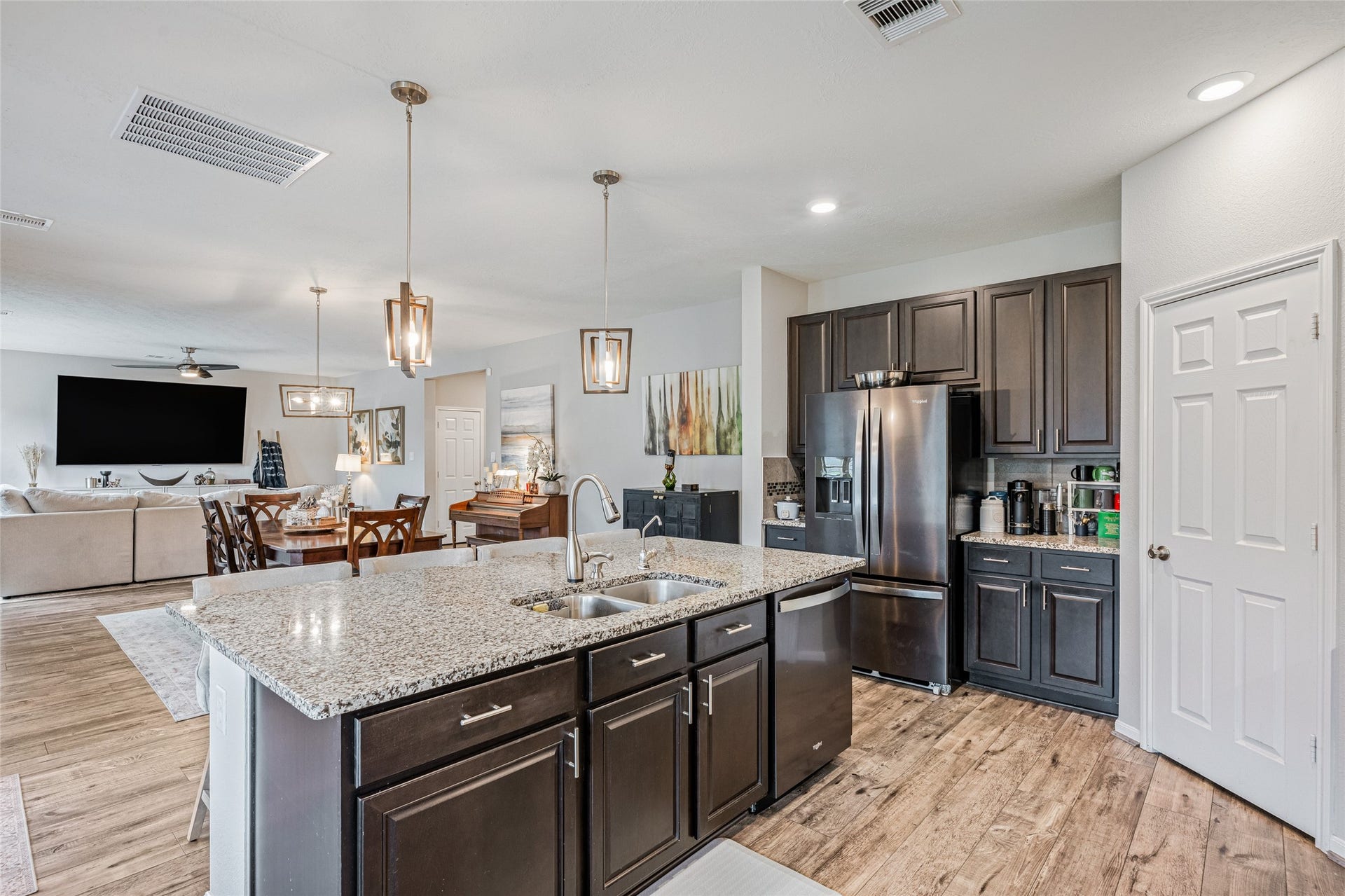 3806 Belmore Lane, Pearland, TX 77584 Preparing meals keeps you connected to everyone in your open kitchen, where a spacious granite island, pendant lighting, and abundant cabinetry make everyday cooking easy.