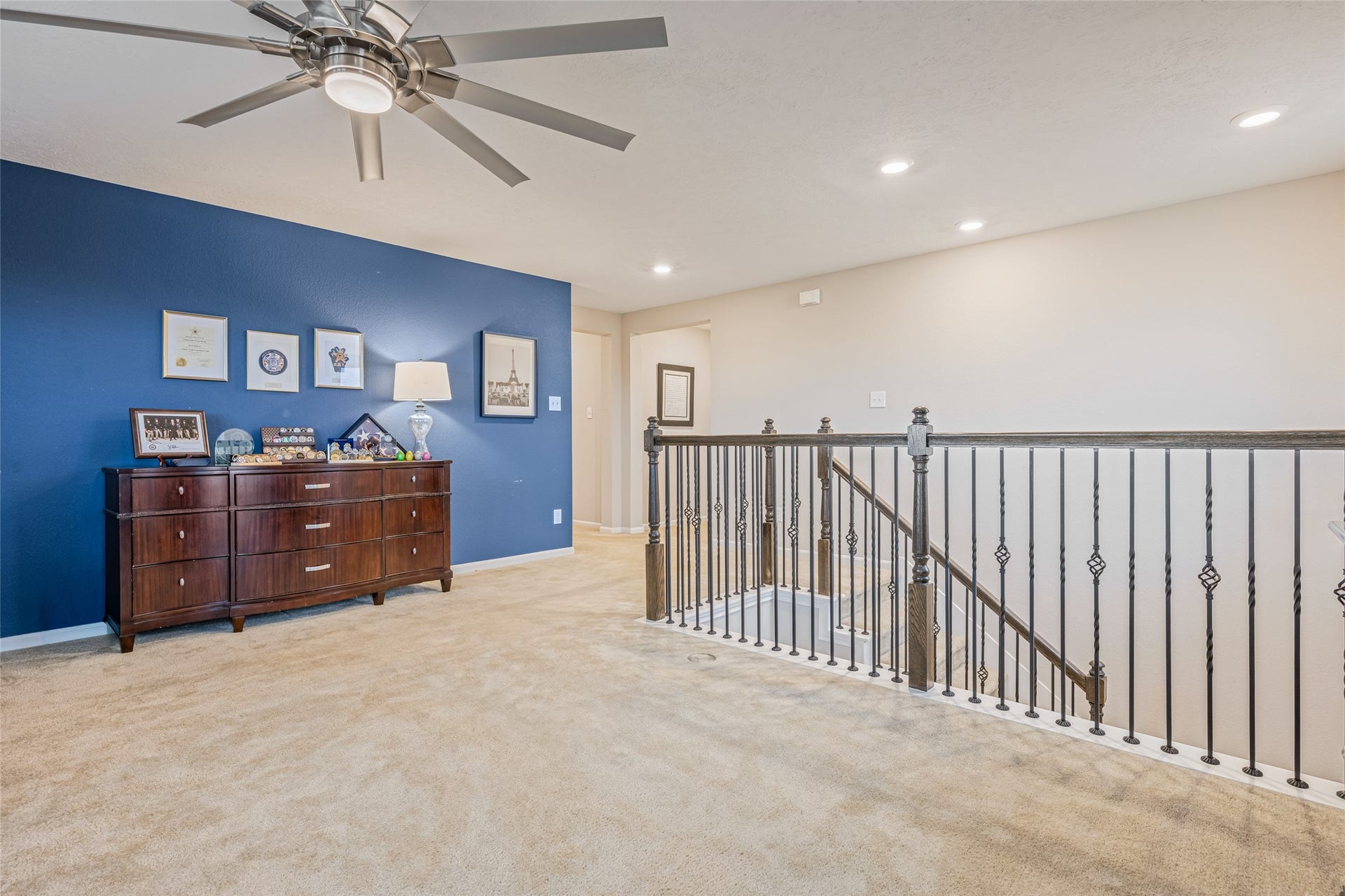 3806 Belmore Lane, Pearland, TX 77584 Upstairs, the open landing adds even more breathing room to your home while connecting the bedrooms and loft with an airy overlook to the level below.