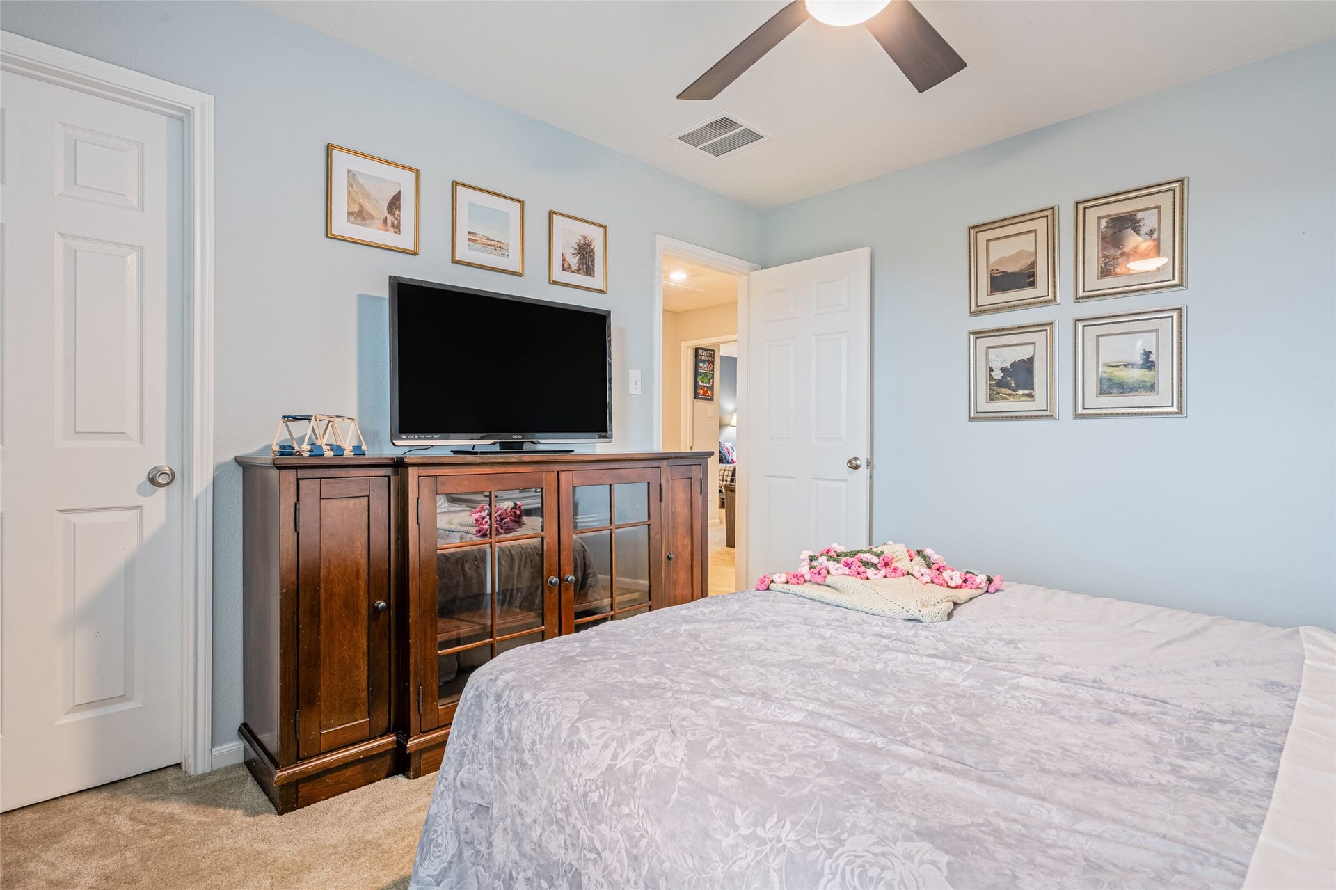 3806 Belmore Lane, Pearland, TX 77584 This bedroom gives you plenty of room for everyday comfort, with a ceiling fan and closet space close at hand.