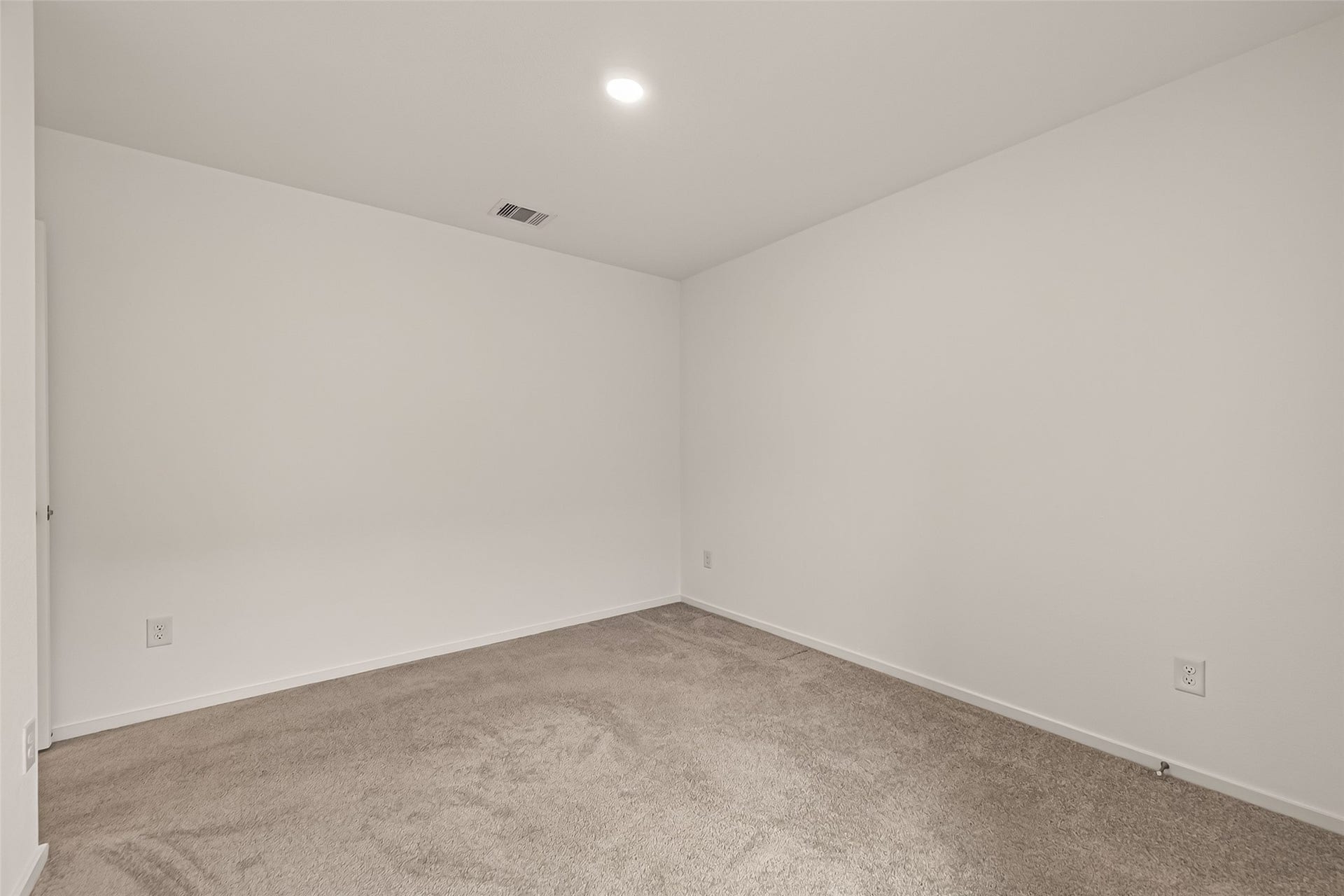 7814 Lavender Jade Drive, Rosharon, TX 77583 view 1 of 2nd secondary bedroom features generous floor space and pristine, like-new carpeting.