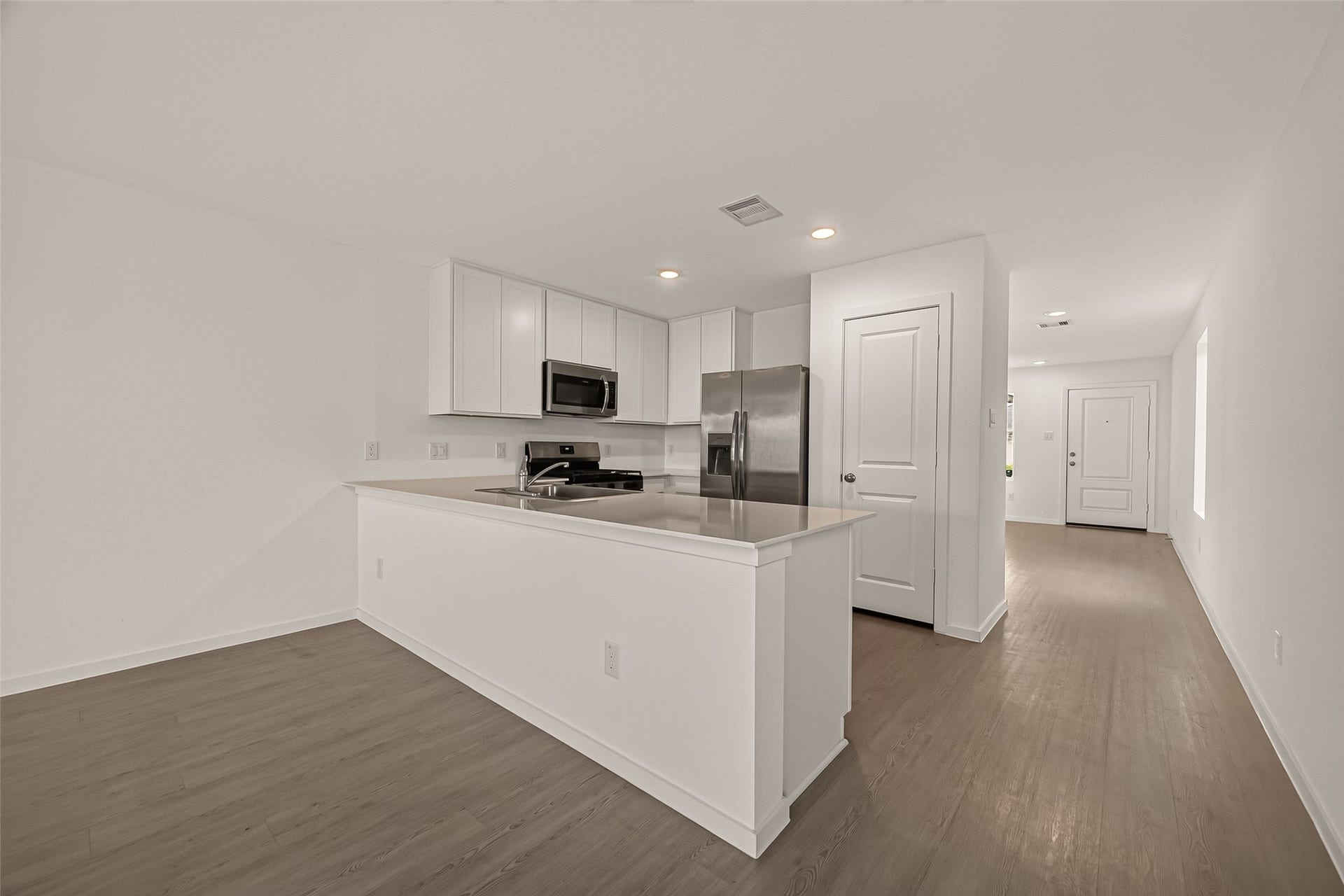 7814 Lavender Jade Drive, Rosharon, TX 77583 Spacious open-concept floor plan offering a seamless flow from the welcoming front entryway through the modern kitchen and into the inviting living and dining areas.