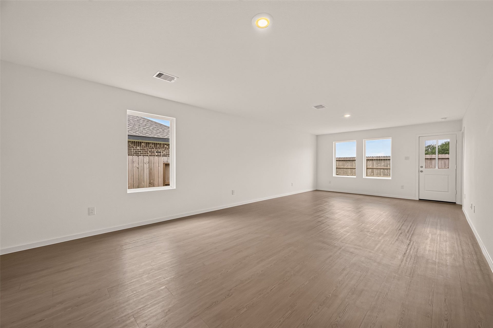 7814 Lavender Jade Drive, Rosharon, TX 77583 Stunning open-concept layout featuring a seamless transition from the kitchen to the backyard, perfectly complemented by oversized windows that flood the space with natural light.
