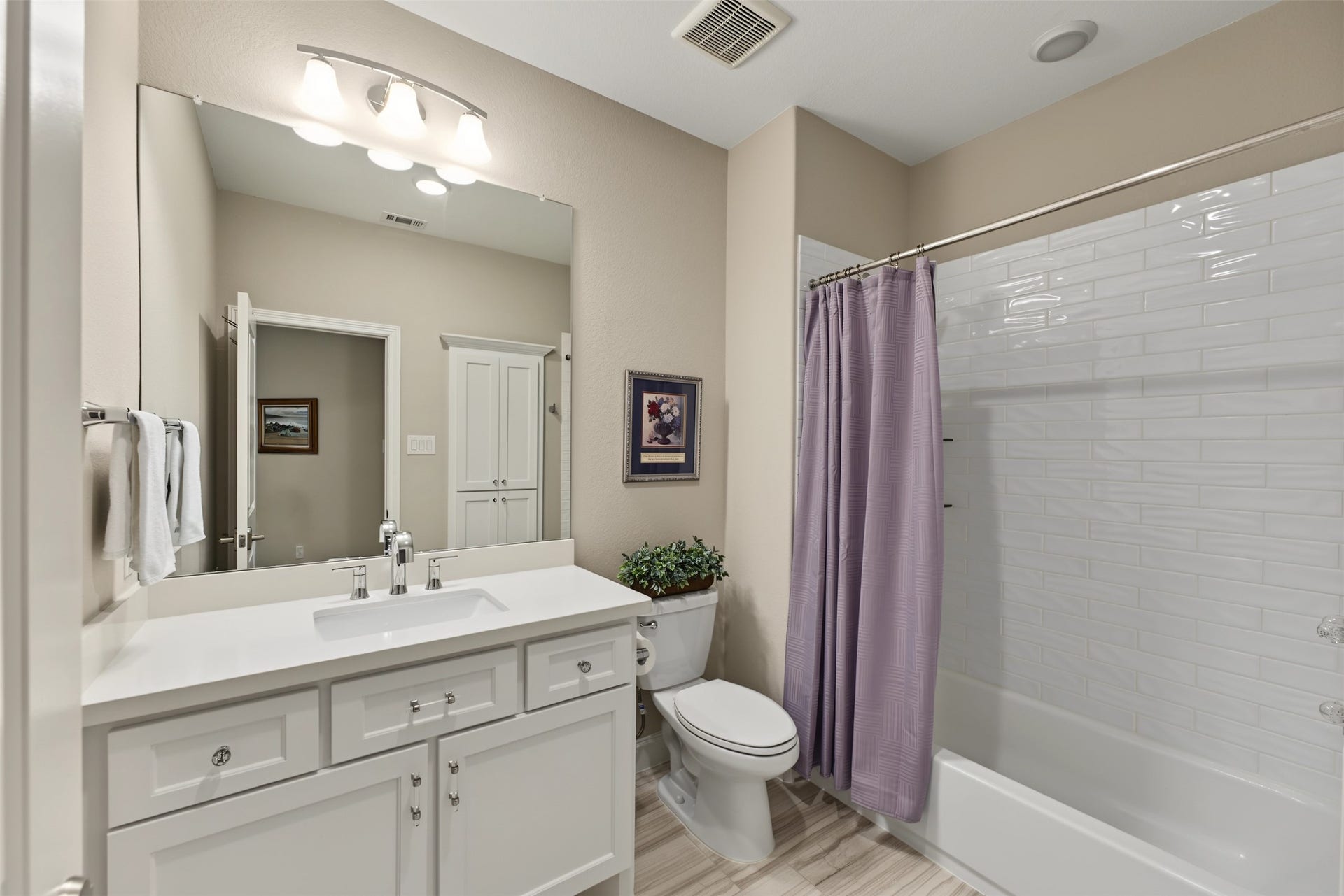 501 Corsair Court, Montgomery, TX 77316 The upstairs bath is accessible from the gameroom.