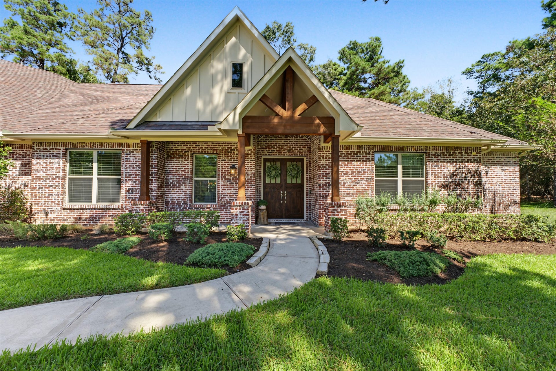 501 Corsair Court, Montgomery, TX 77316 At the end of a quiet cul-de-sac on 1.74 acres sits 501 Corsair Court.