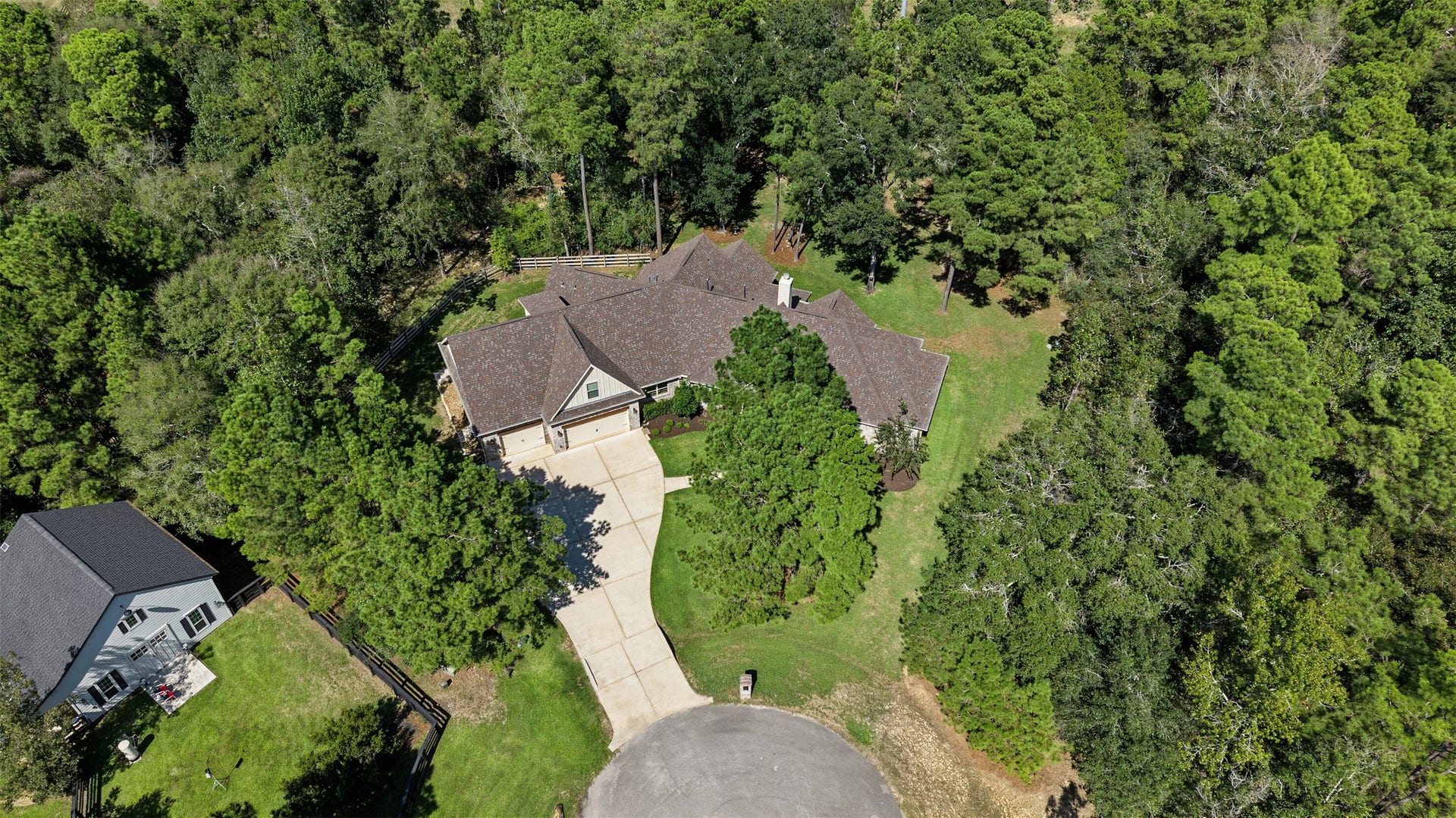 501 Corsair Court, Montgomery, TX 77316 Aerial view of the peaceful, wooded surroundings
