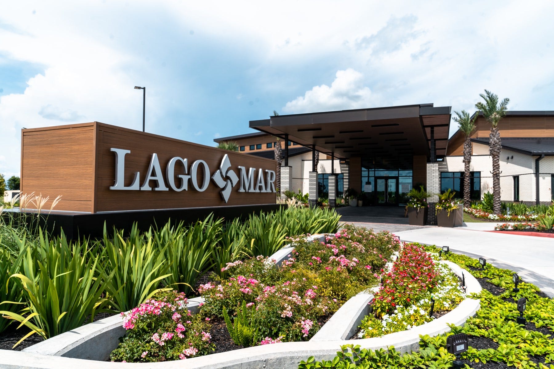 14004 Starboard Reach Drive, Texas City, TX 77510 Lago Mar's Lagoon Amenity Village features on site restaurant, fitness center, splash pad, park, and more!