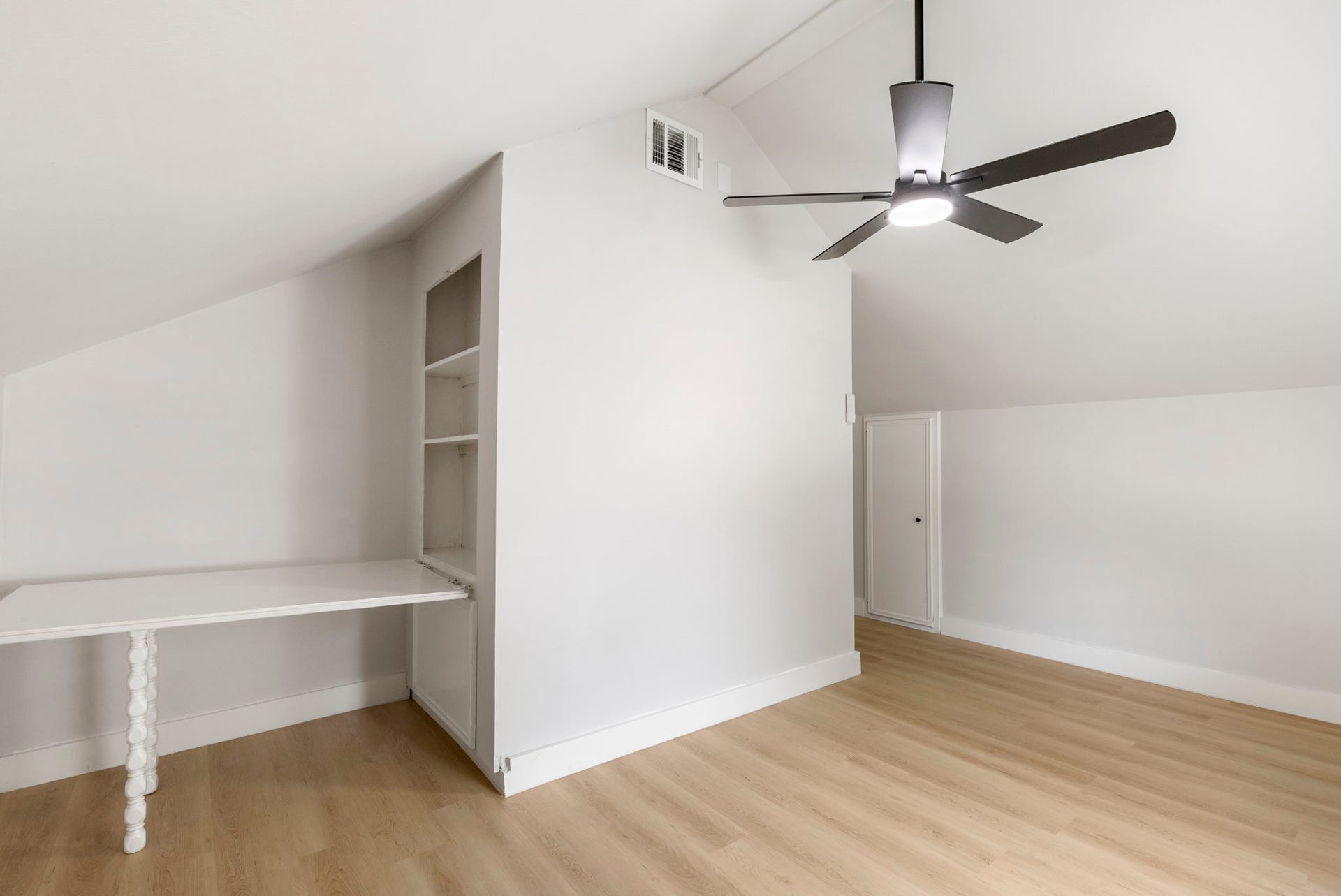 Craft/Flex room adjacent to 2nd primary/guest bedroom