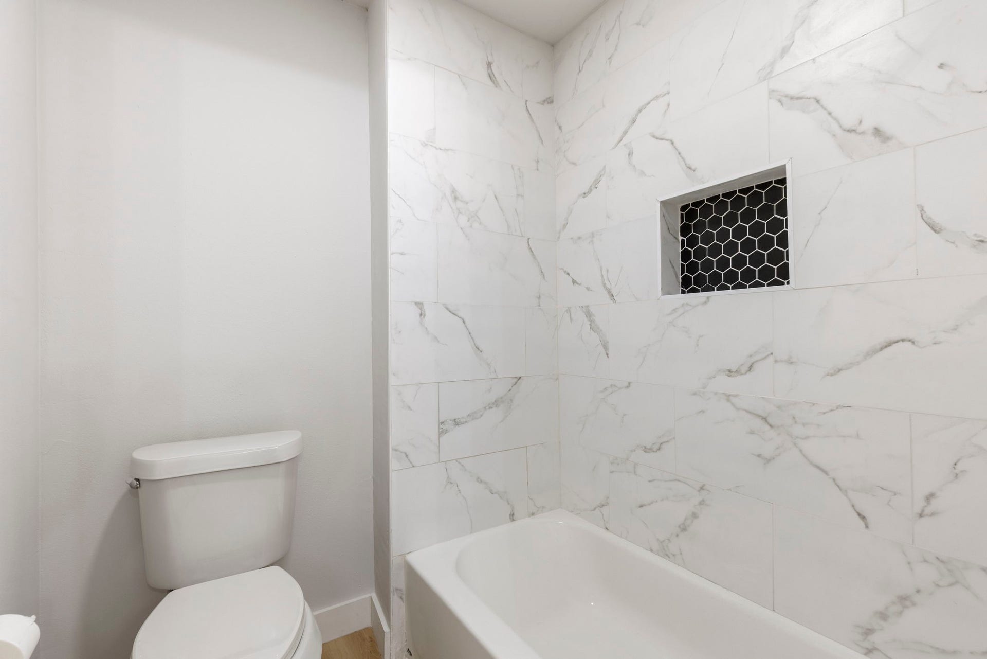 Primary en-suite bath