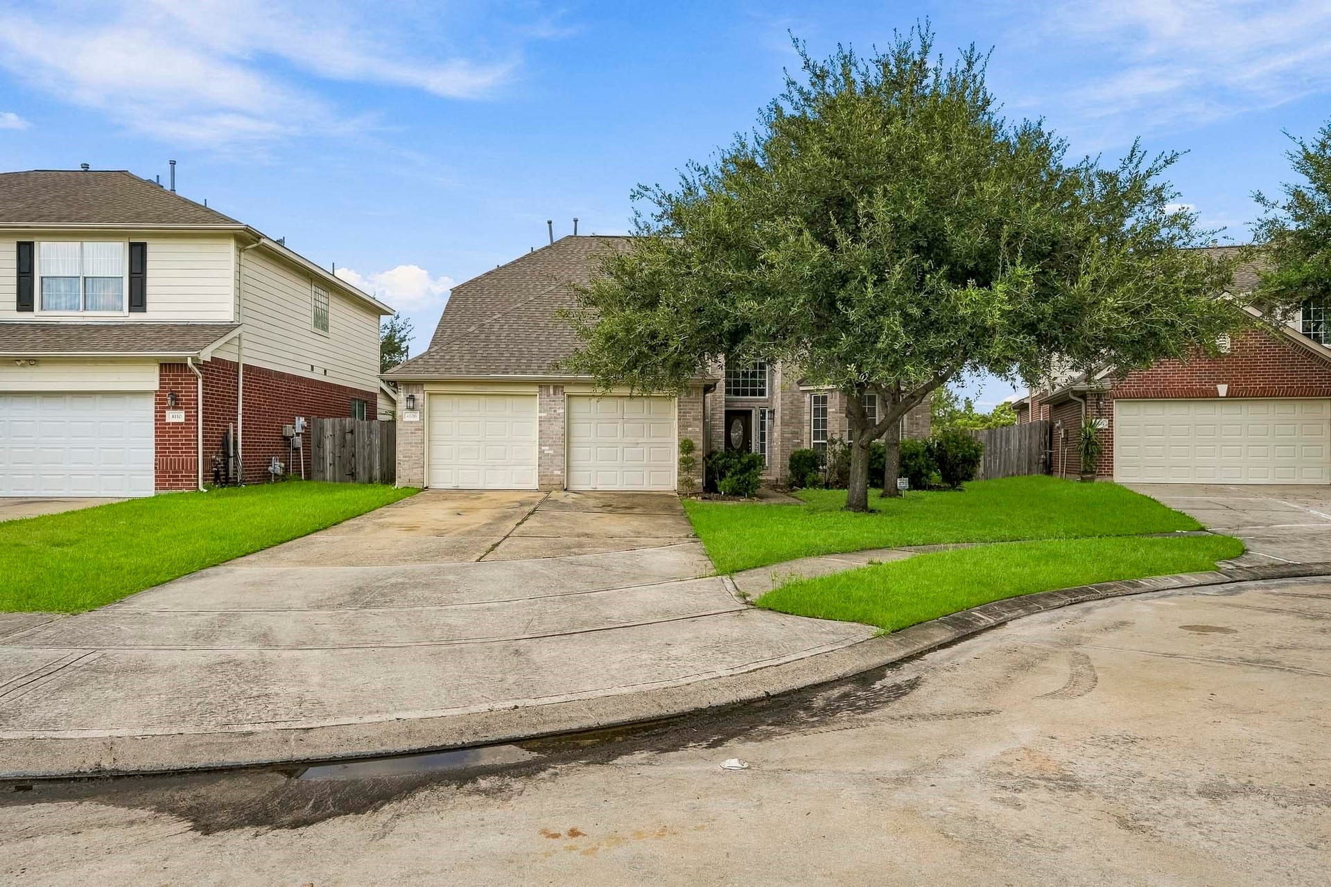 4106 Applecreek Bend Drive, Stafford, TX 77477 Welcome to 4106 Applecreek Bend Dr.! Featuring a two-story home with a two-car garage and spacious driveway.