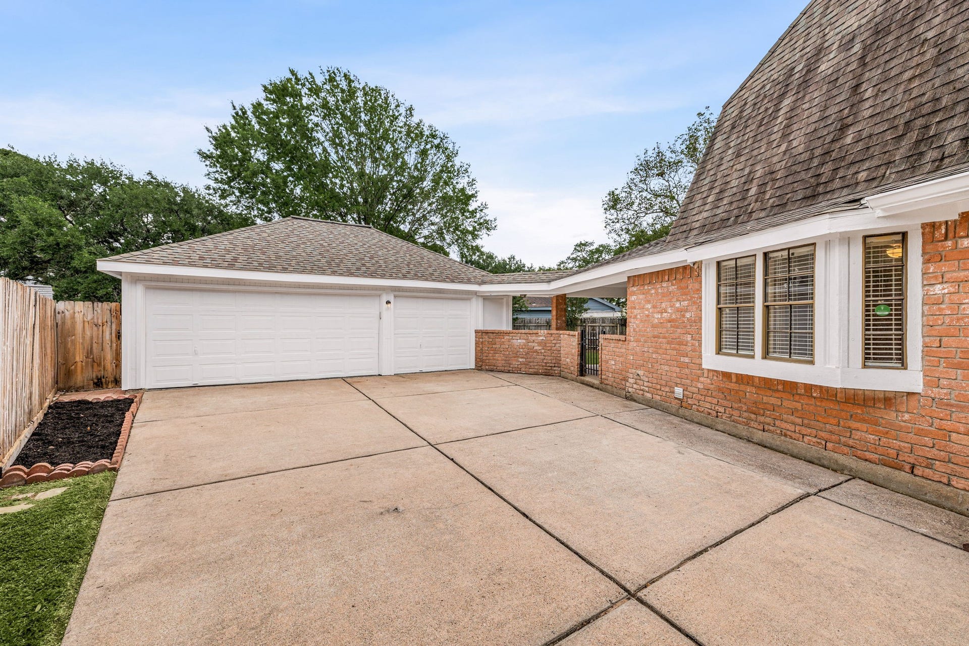 8007 Suspiro Drive, Houston, TX 77083 Home features a 3 car garage and an extended private driveway.