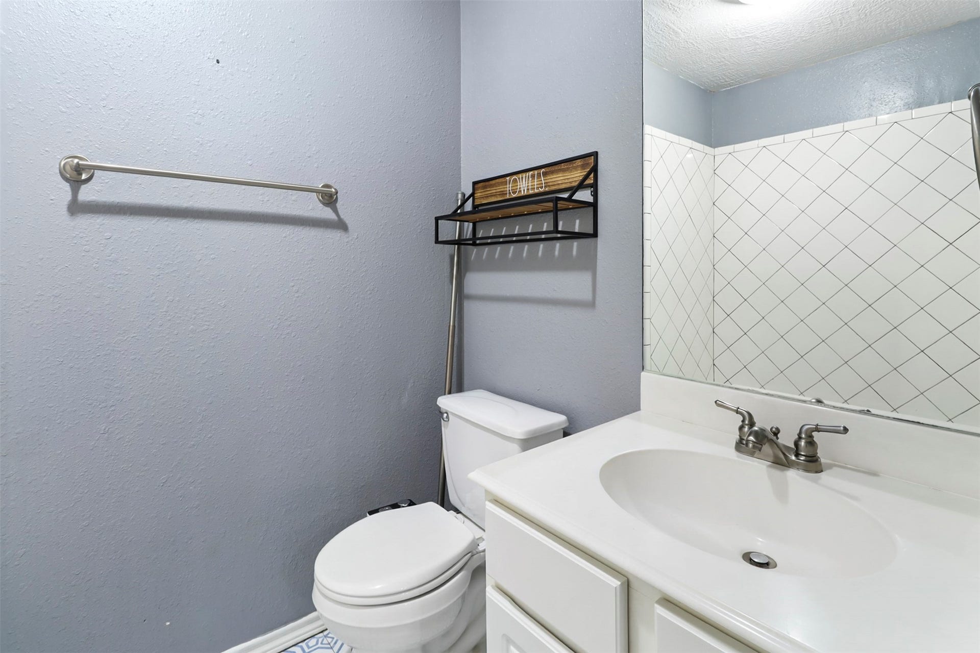 1828 Fletcher Street, Houston, TX 77009 3rd Floor -guest bathroom 3