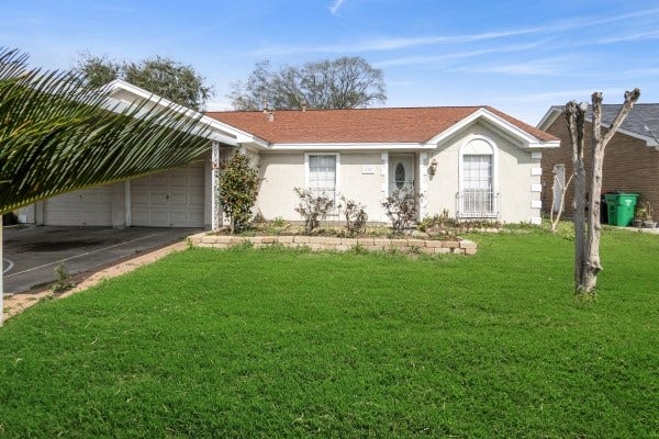 Property photo for 614 Meadowglen Drive, Baytown, TX