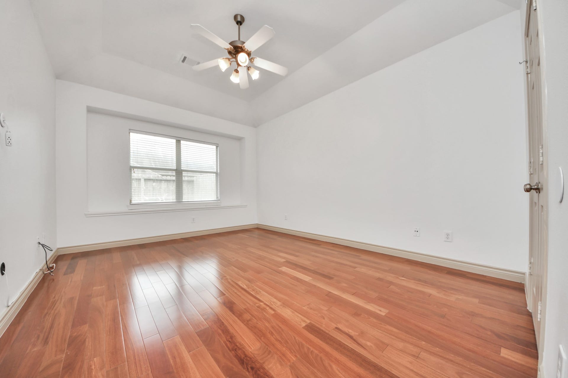 2027 Marchwood Manor Drive, Houston, TX 77090 Primary bedroom