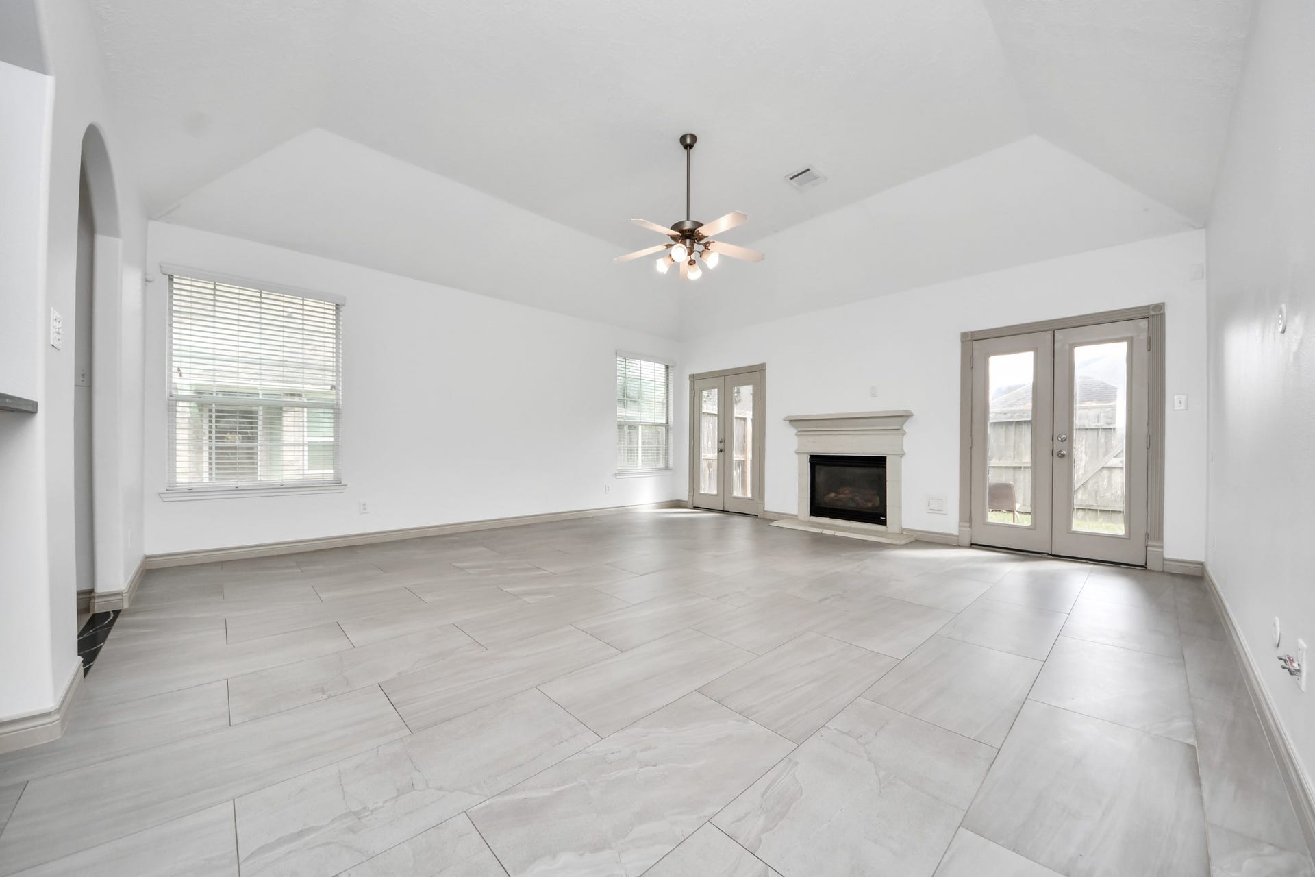 2027 Marchwood Manor Drive, Houston, TX 77090 Living room