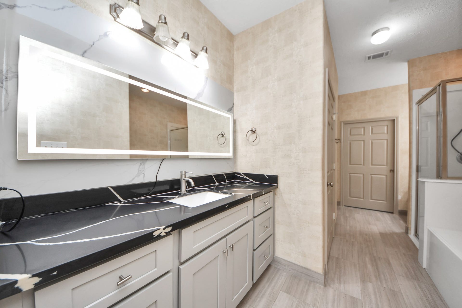 2027 Marchwood Manor Drive, Houston, TX 77090 Primary bathroom