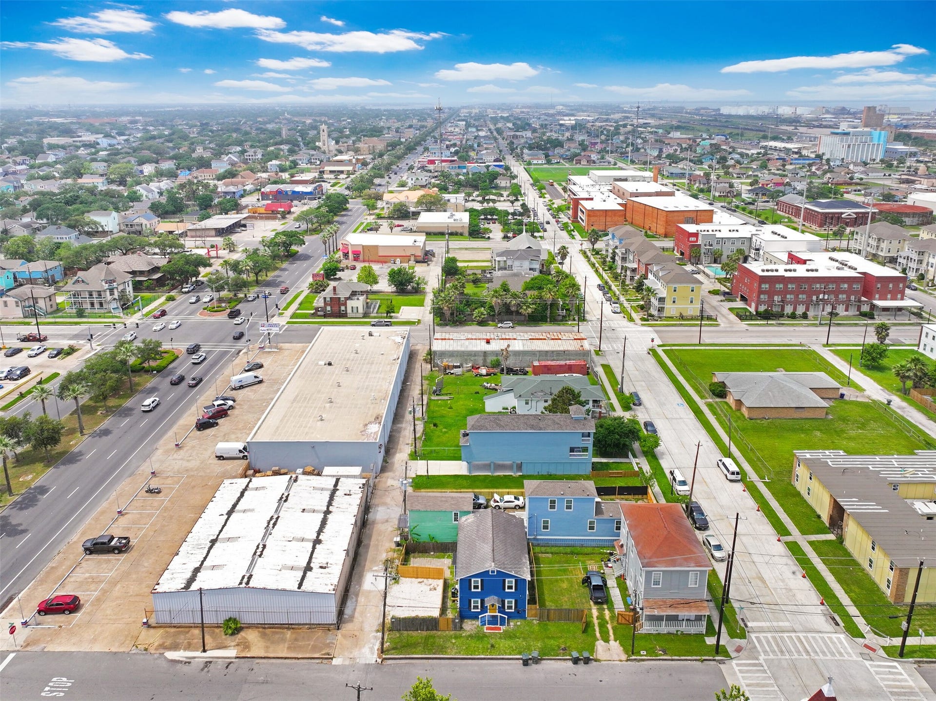 Centrally-located and just minutes from I-45, Galveston College, Texas A&M Galveston.
*NOTE: These photos are frombefore the roof was replaced*