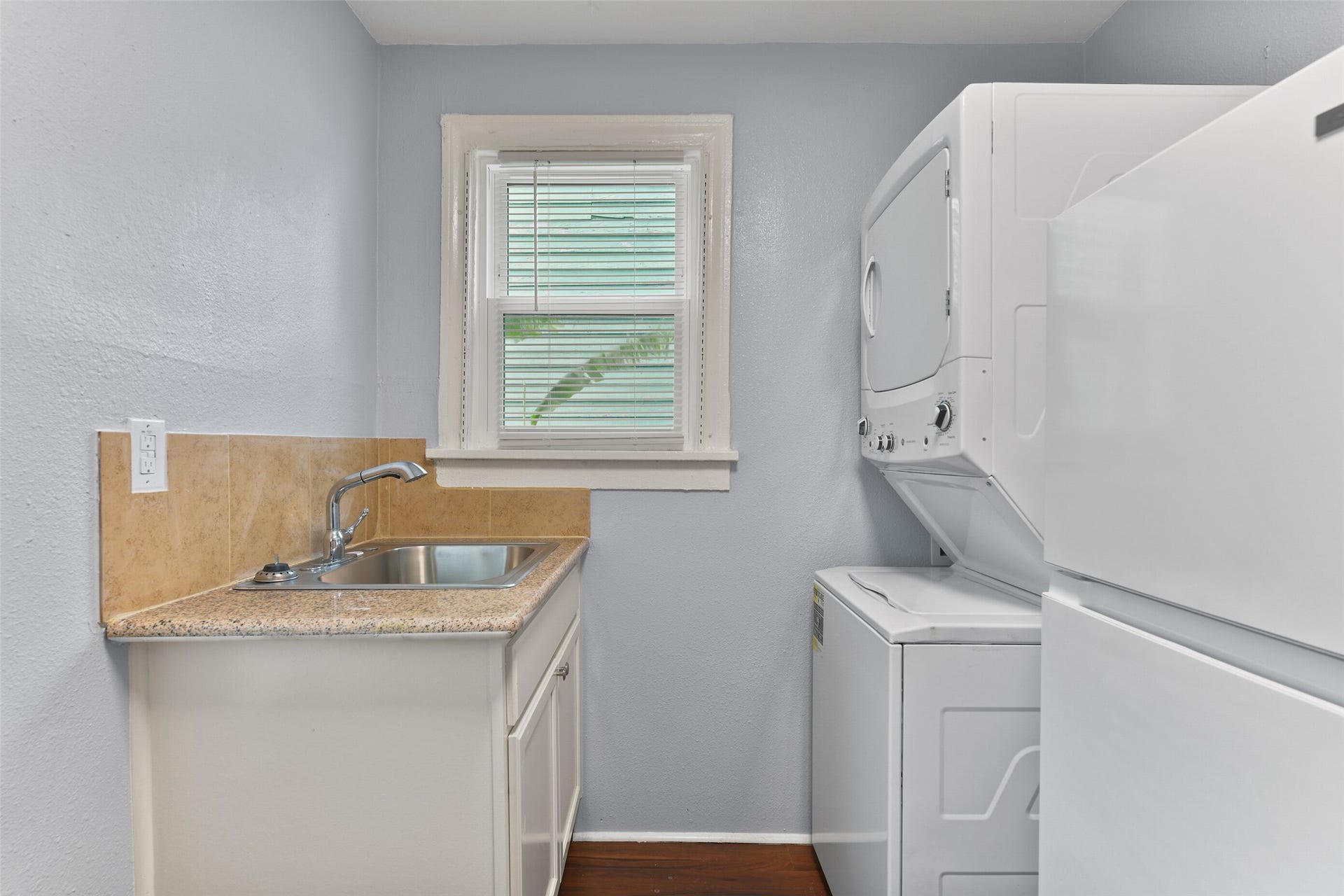 Unit A - Granite counter top &
stacking washer/dryer