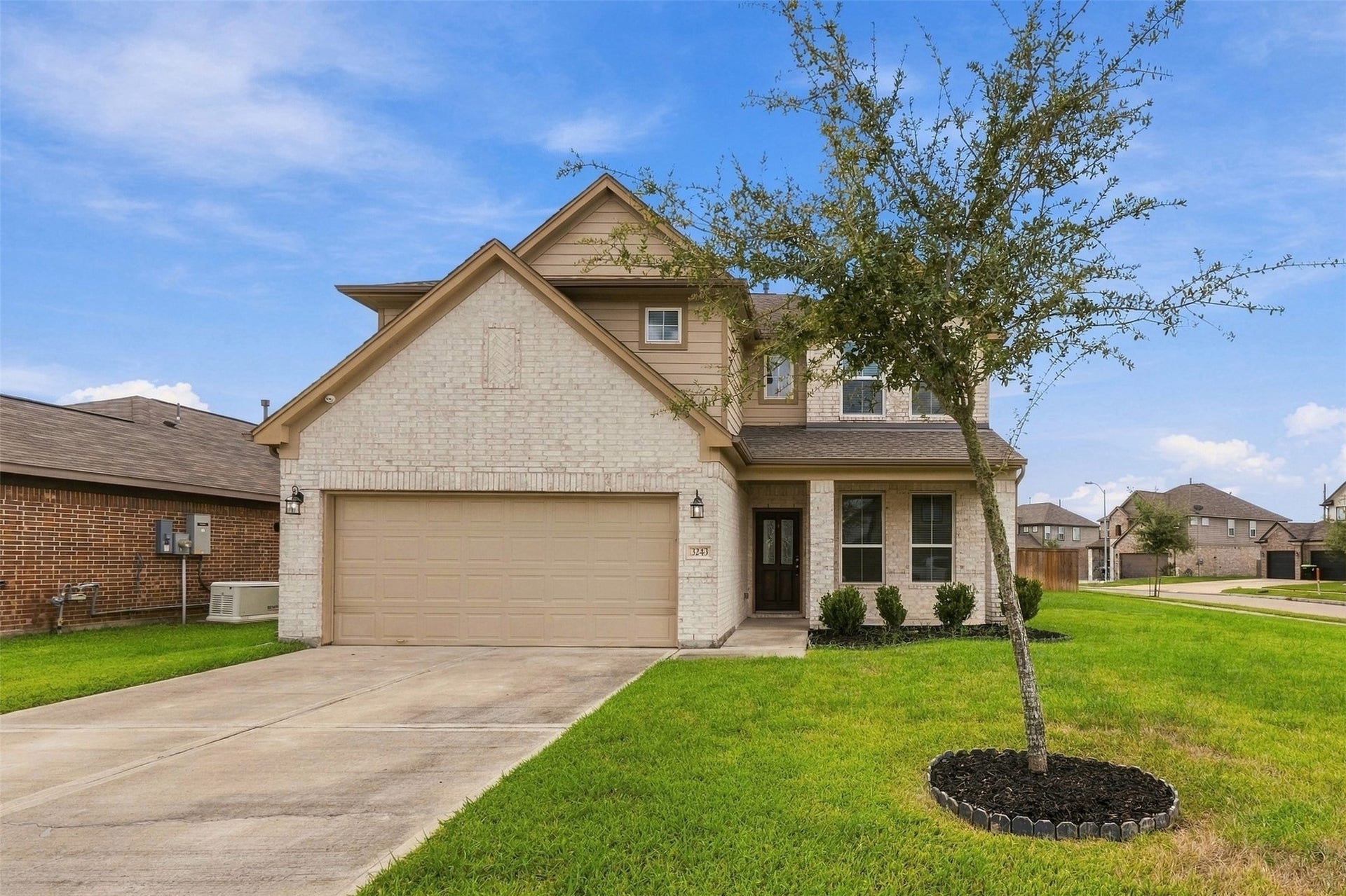 This house is move-in ready, only 5yrs old and situated on a large corner lot.