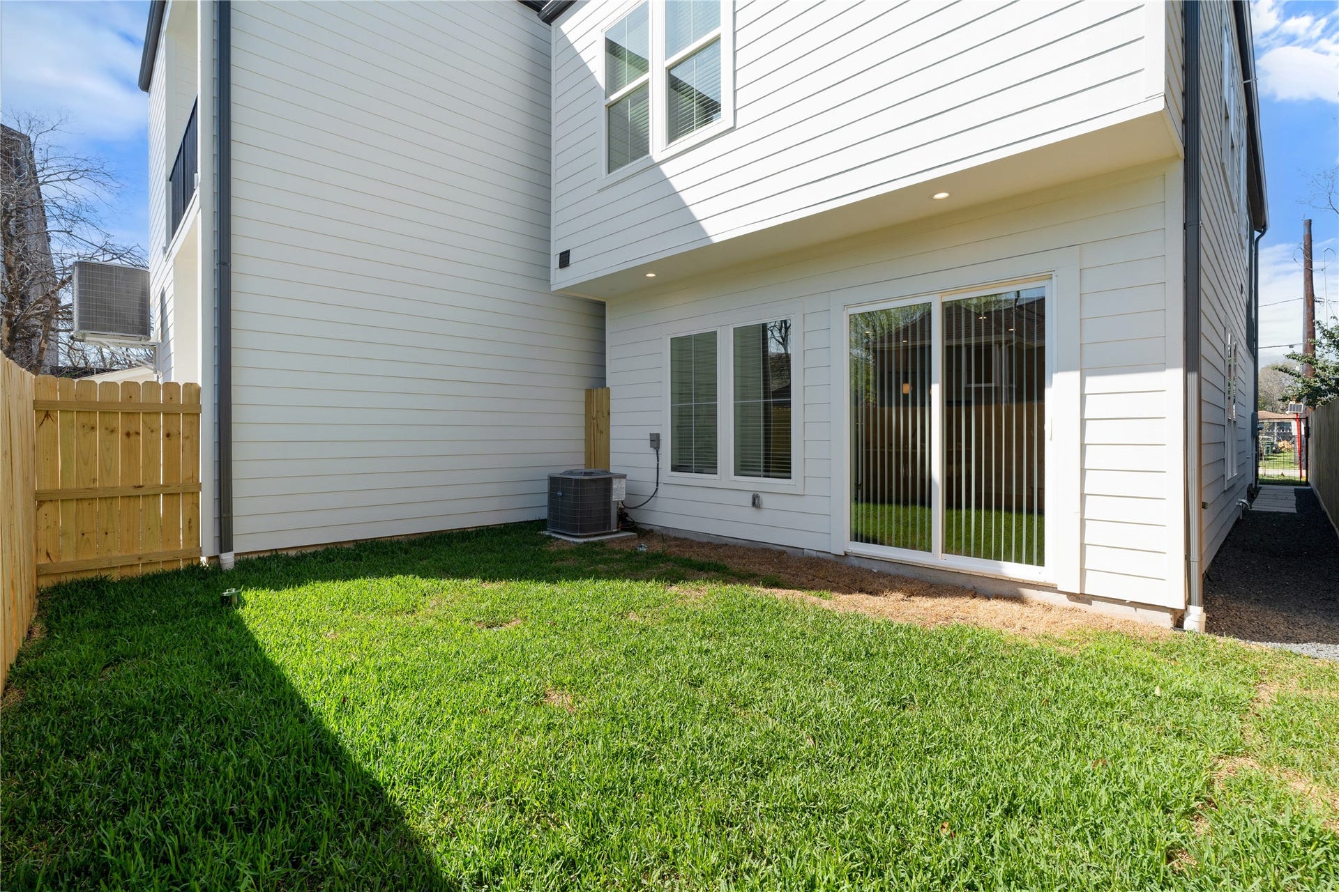 4610 Gunter Street, Houston, TX 77020 An oversized backyard