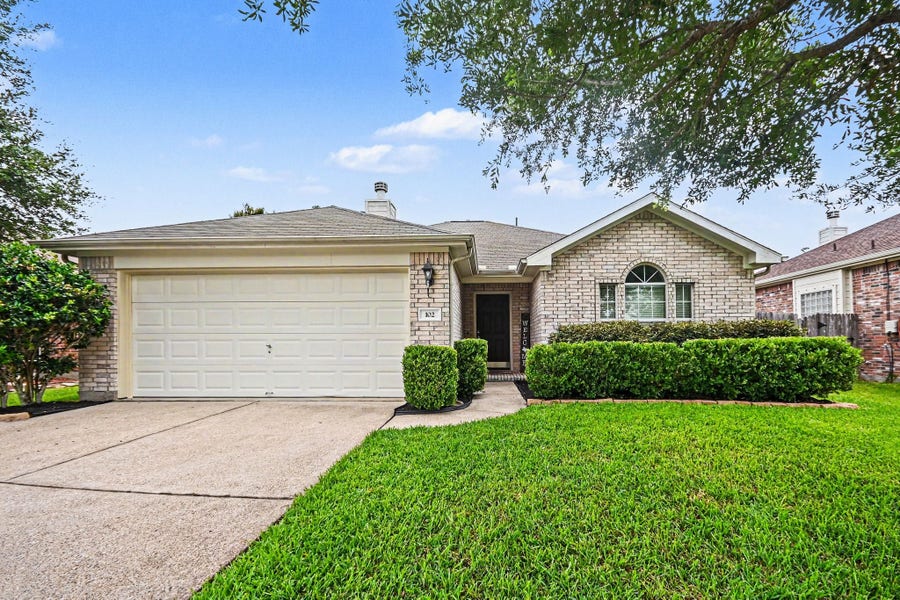 Property photo for 102 Blue Skies Court, La Marque, TX