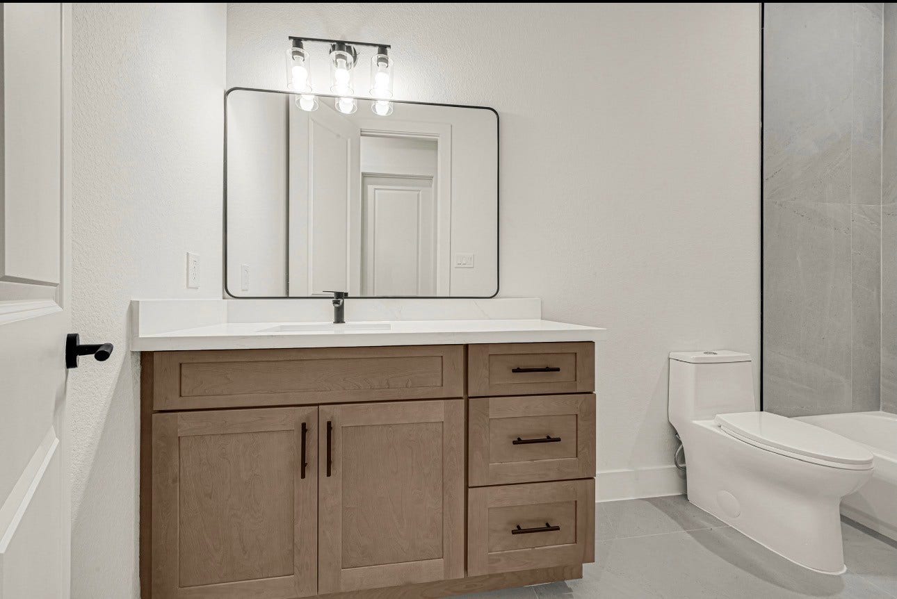 4806 Farmer St, Houston, TX 77020 secondary full bath.