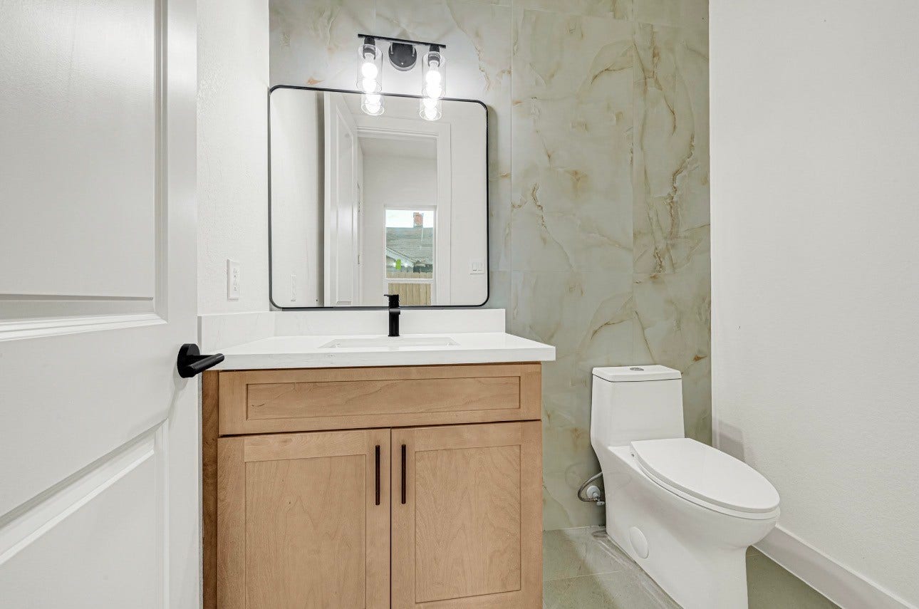 4806 Farmer St, Houston, TX 77020 Downstairs half bath.