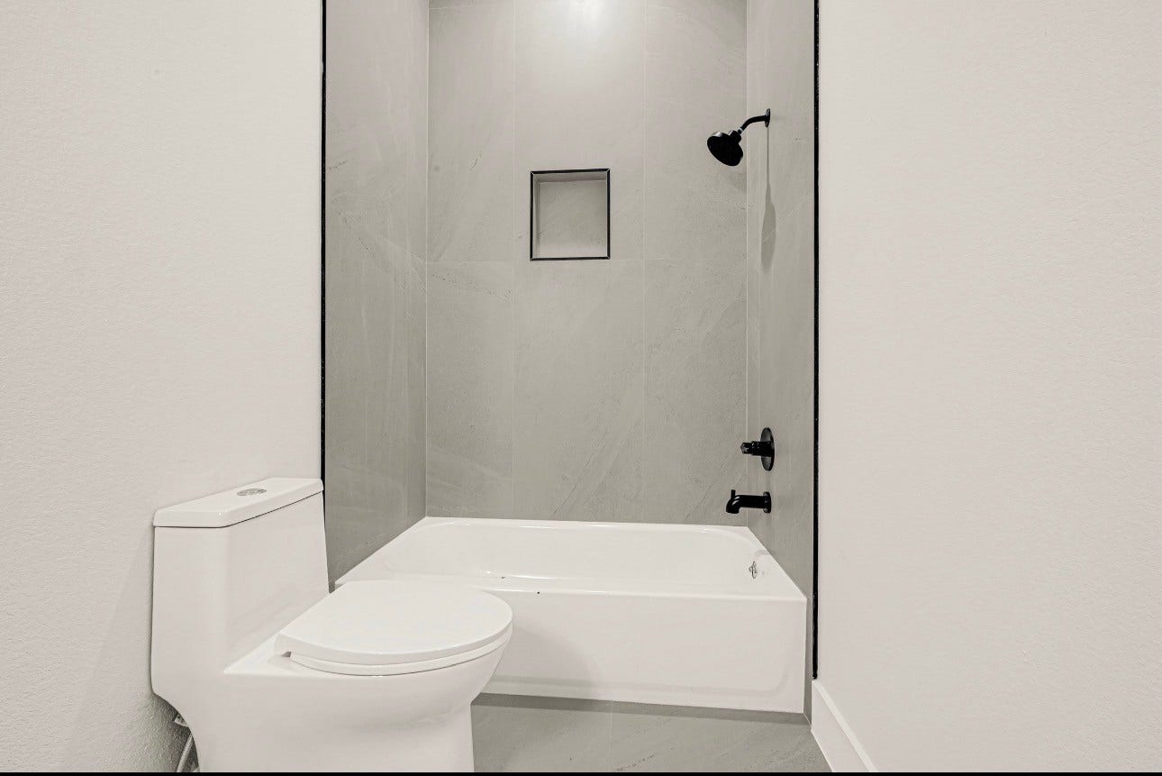 4806 Farmer St, Houston, TX 77020 secondary full bath.