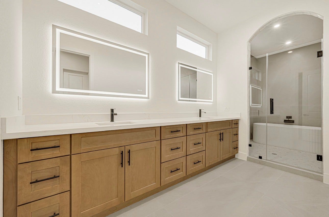4806 Farmer St, Houston, TX 77020 Primary spacious bathroom with double sinks.