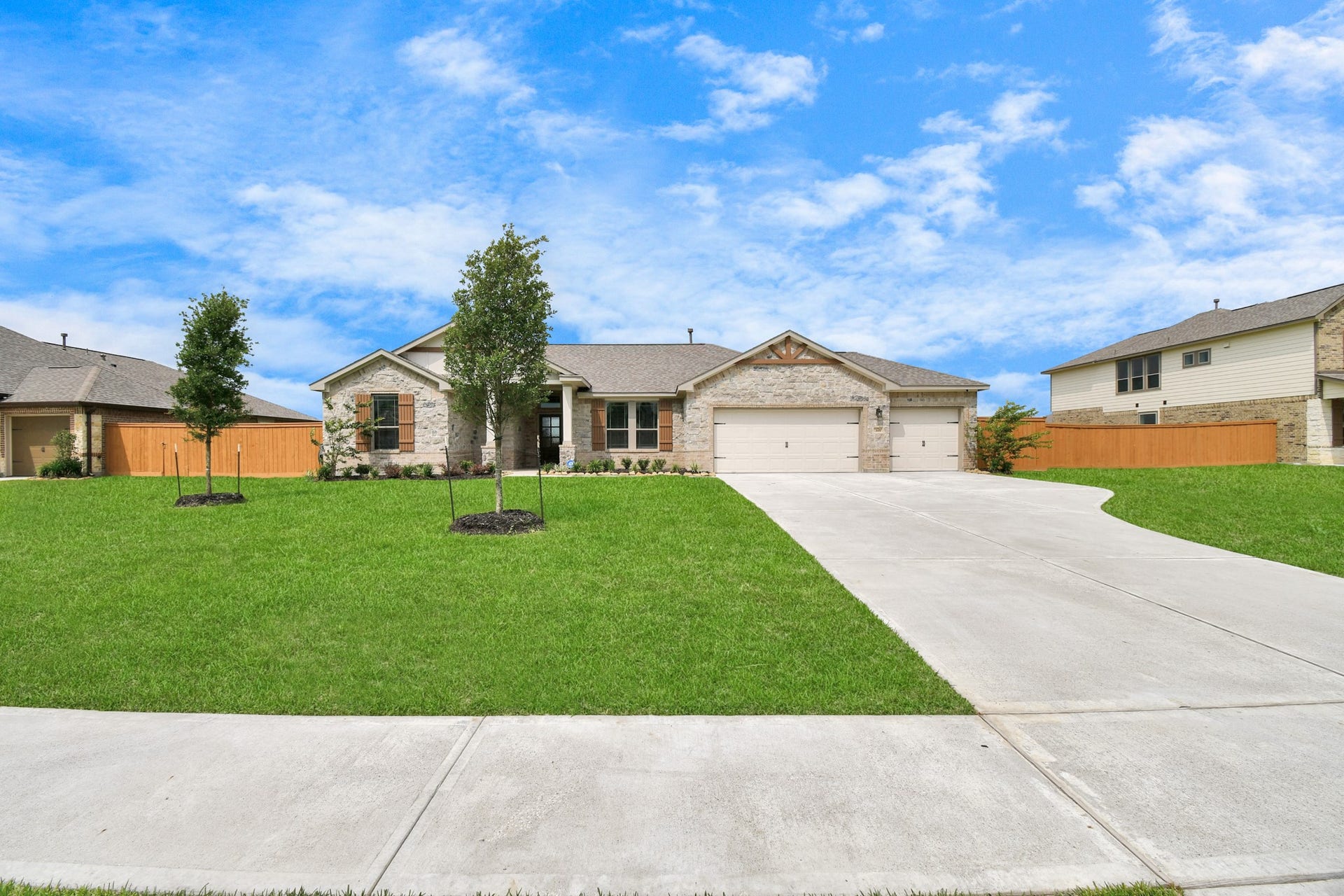 395 Hunter Ranch Way, Dayton, TX 77535 Beautiful single story home situated on approximately one half acre in River Ranch Estates Section 1