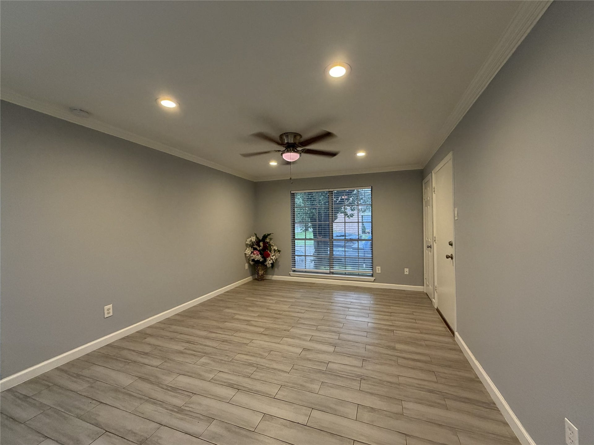 7703 Moonmist, #B, Houston, TX 77036 Spacious livingroom
