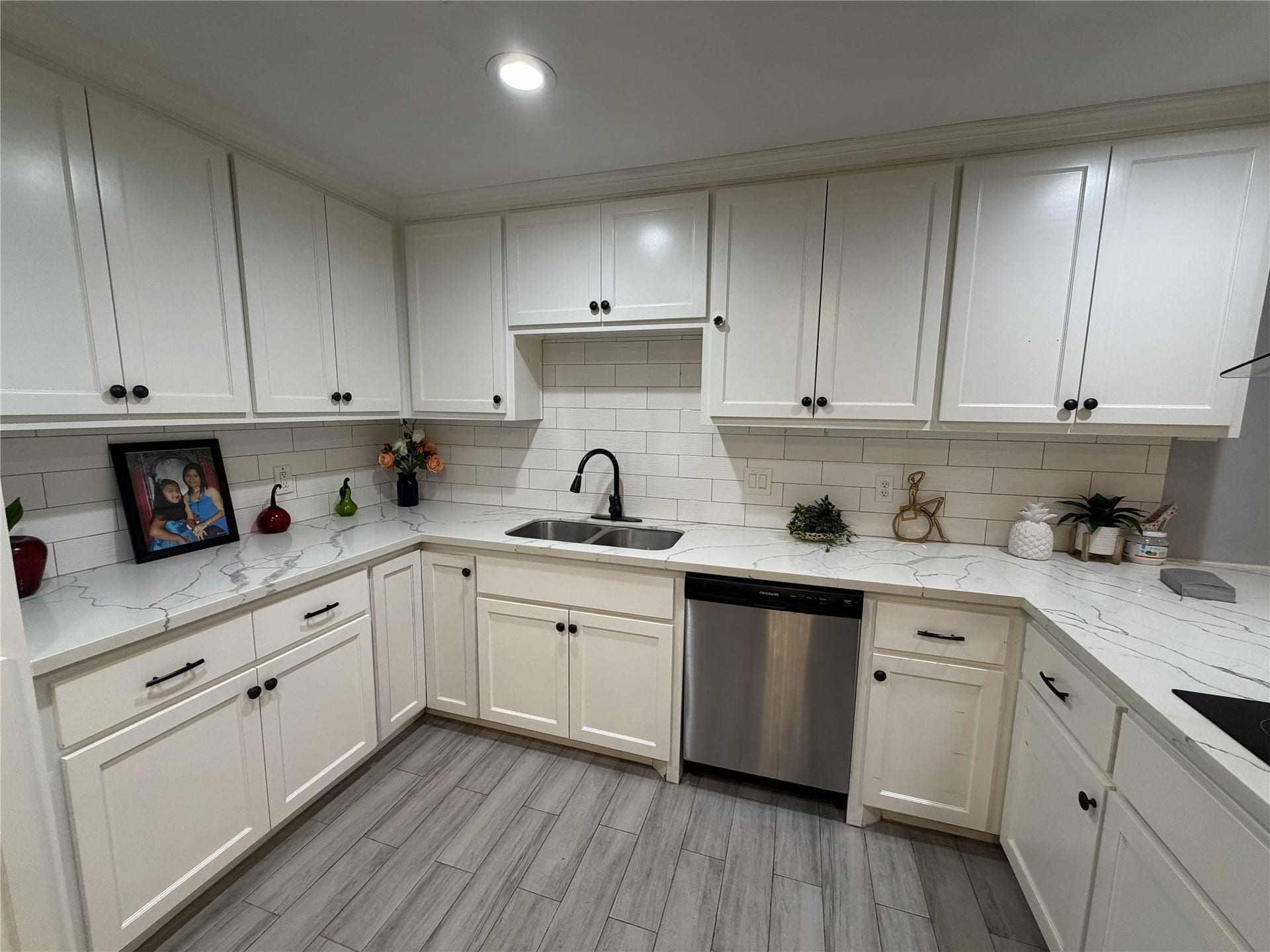 7703 Moonmist, #B, Houston, TX 77036 Modern kitchen, recent appliances