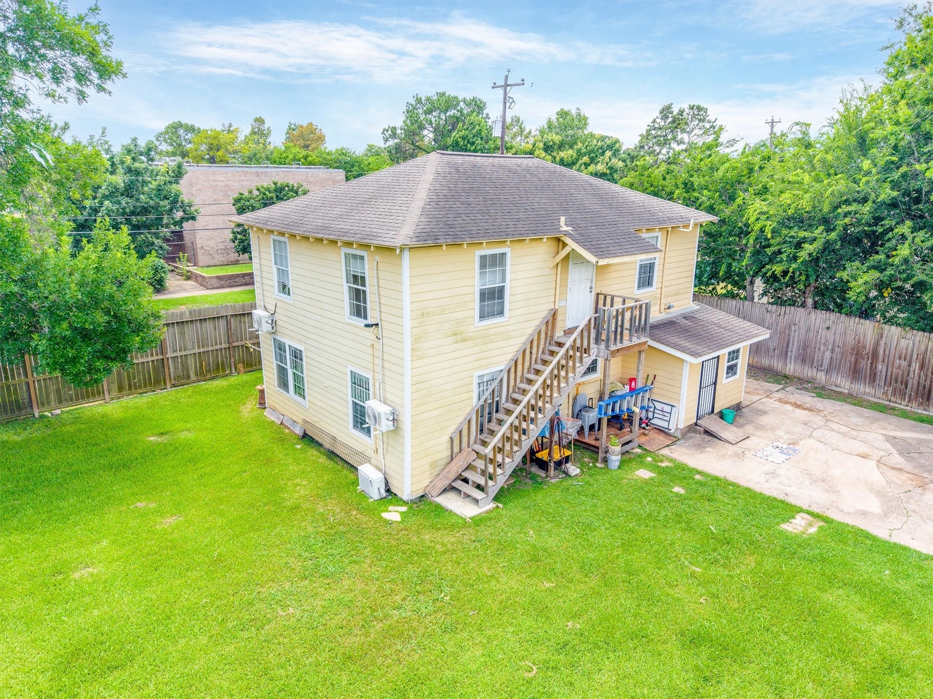 4233 Dupont Street, Houston, TX 77021 The first floor unit was leased for $1,000 per month, offering an excellent opportunity for immediate rental income and added value for investors.