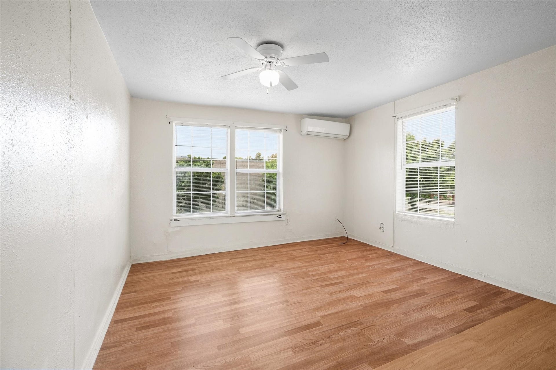 4233 Dupont Street, Houston, TX 77021 Another view of the spacious living room.