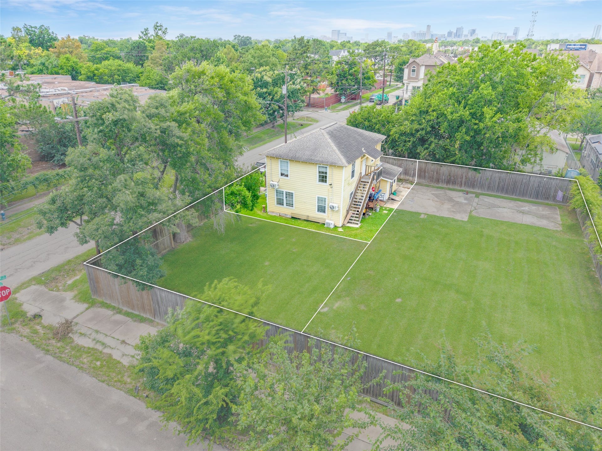4233 Dupont Street, Houston, TX 77021 Please note: Only the highlighted area is included in the sale of the complex. The shaded area is being offered separately and is not included in the purchase.