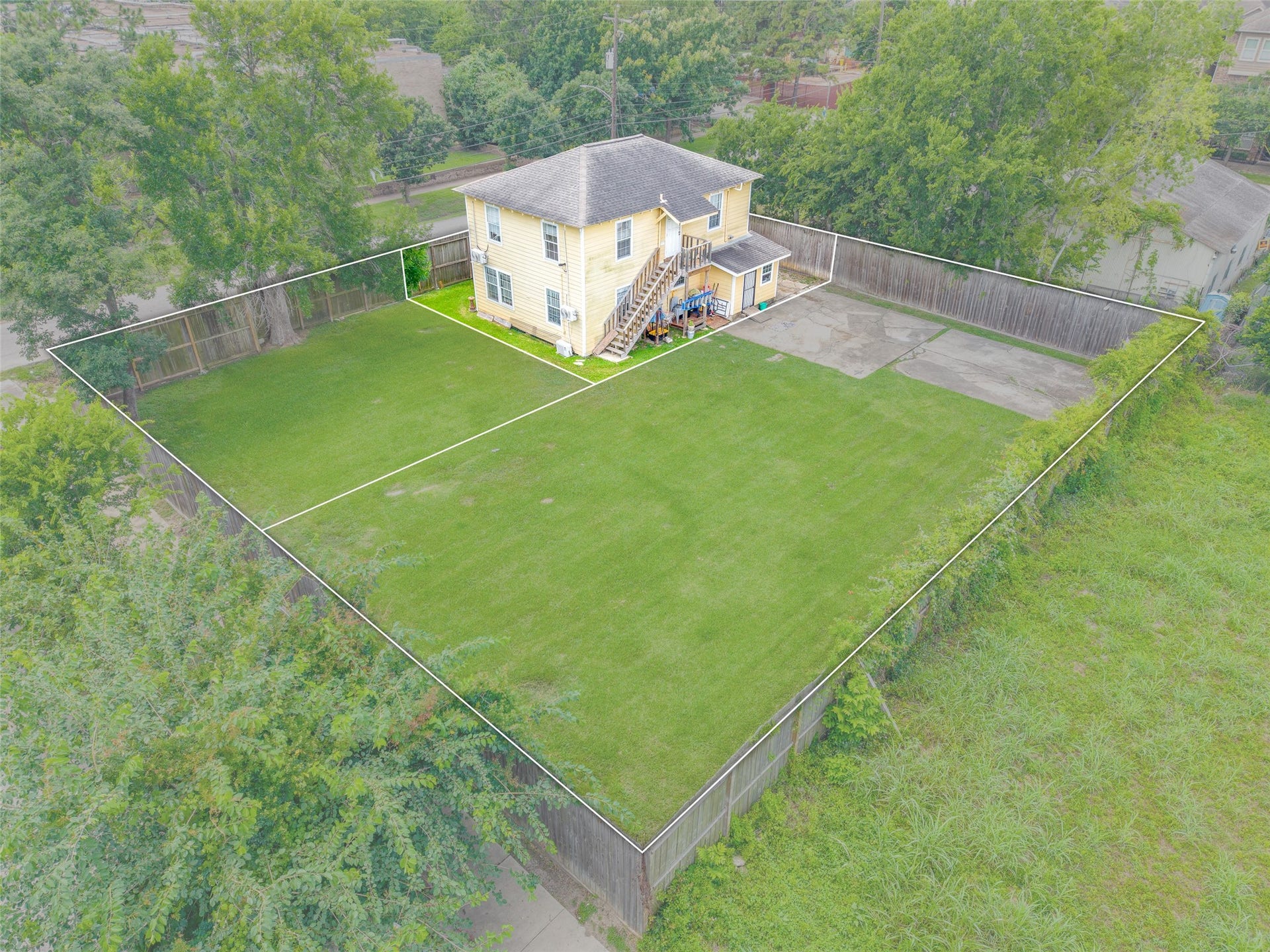 4233 Dupont Street, Houston, TX 77021 This listing is only for the duplex property and does not include any additional lots.