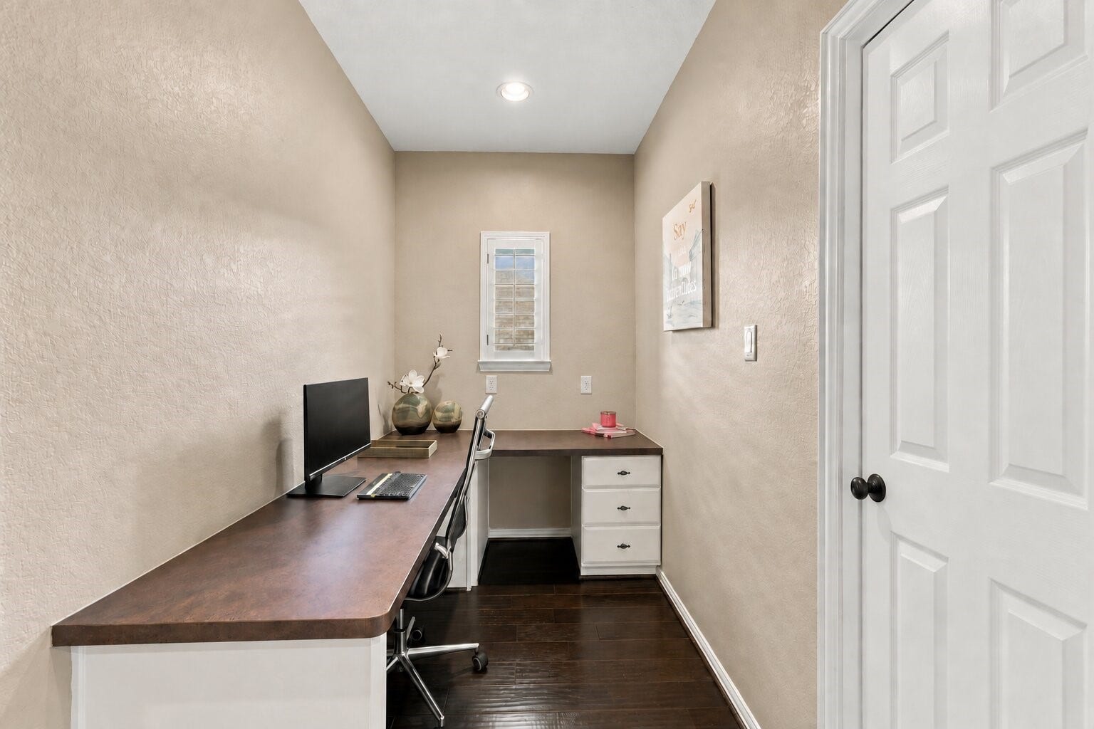 14423 Tivoli Drive, Houston, TX 77077 This separate office nook features an extended workspace adjacent to the secondary bedroom and full bath, creating a flexible, private suite-like area on the second floor.