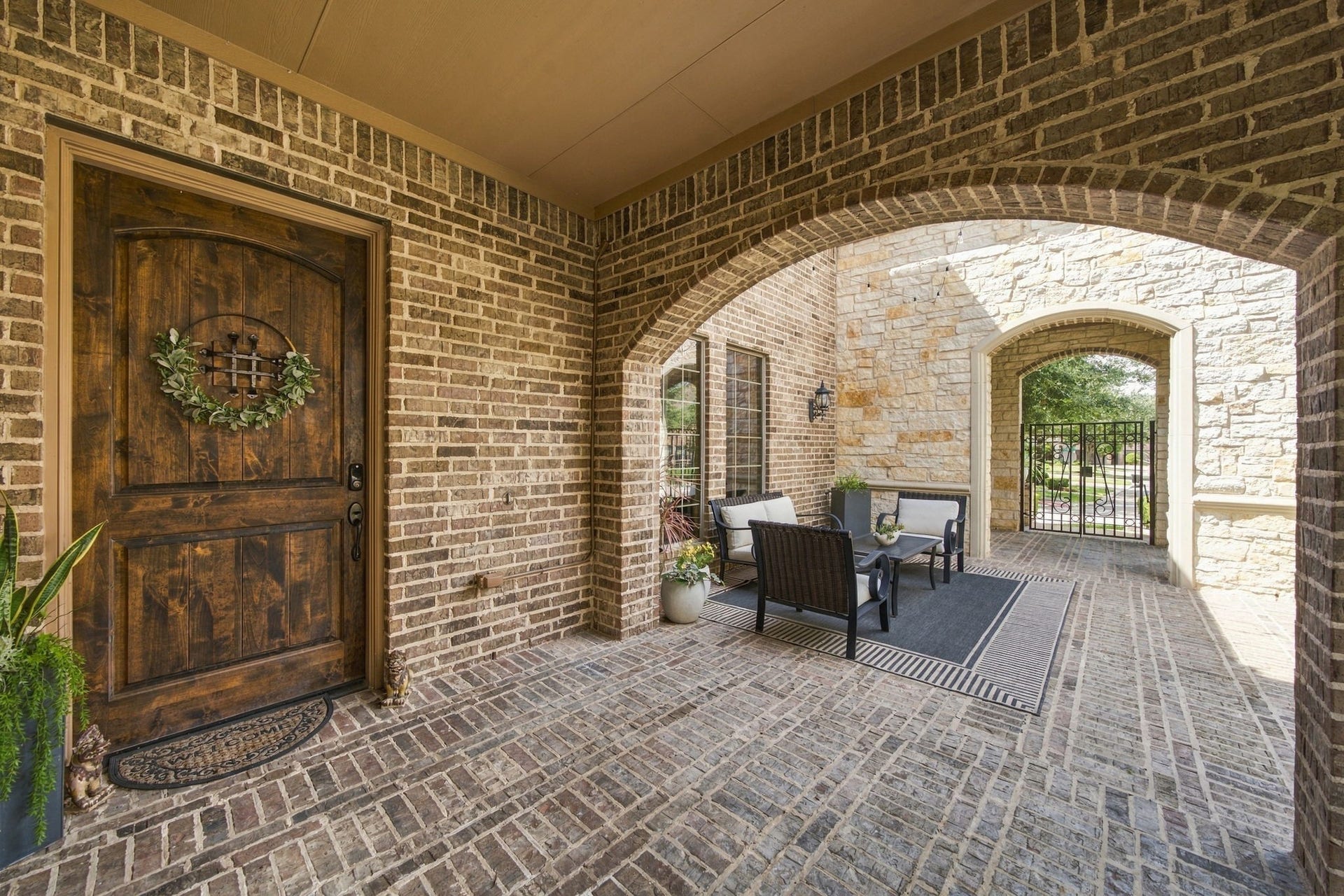 14423 Tivoli Drive, Houston, TX 77077 Another view of the front courtyard.