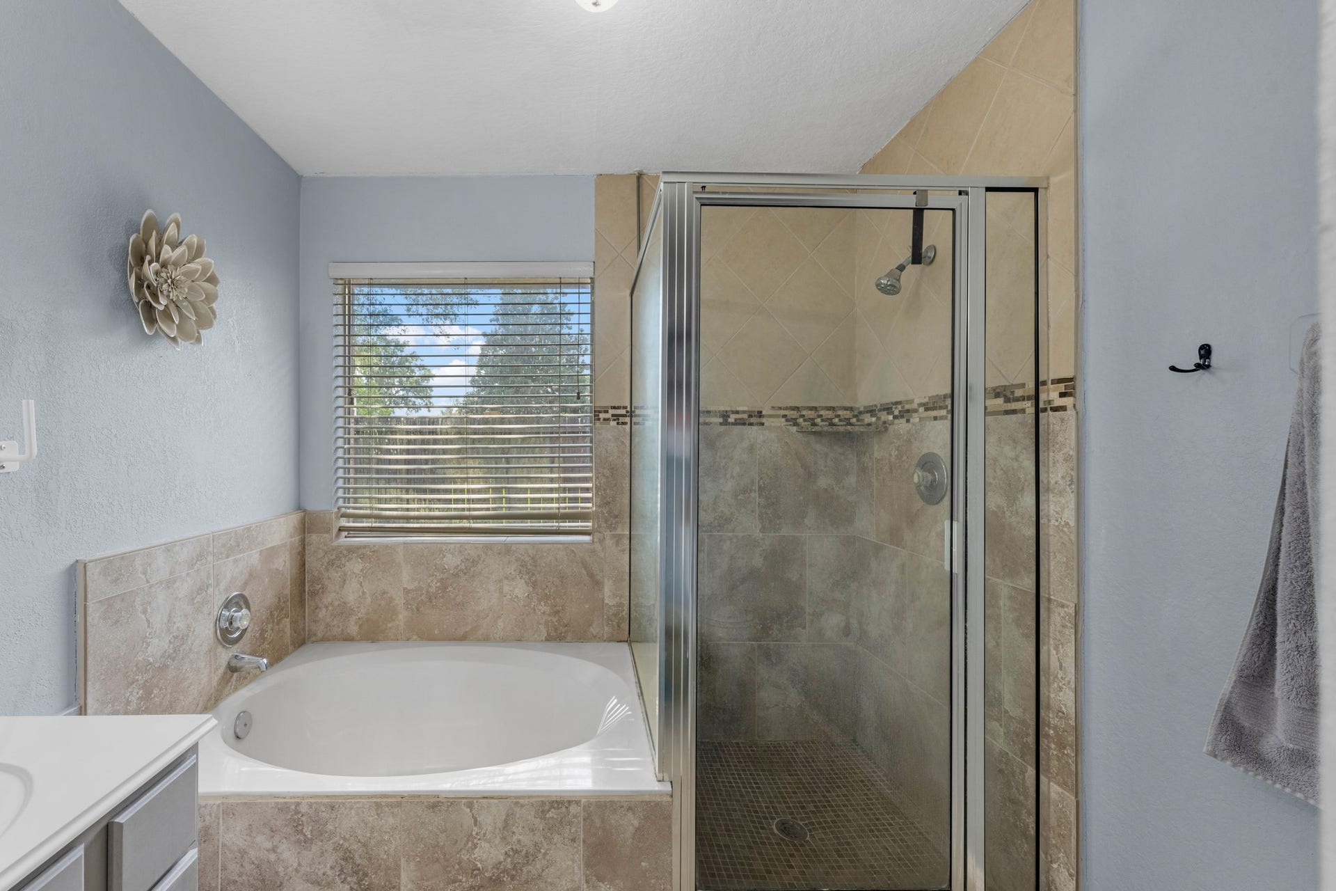 14610 Maisemore Road, Houston, TX 77015 Soaking tub and separate shower