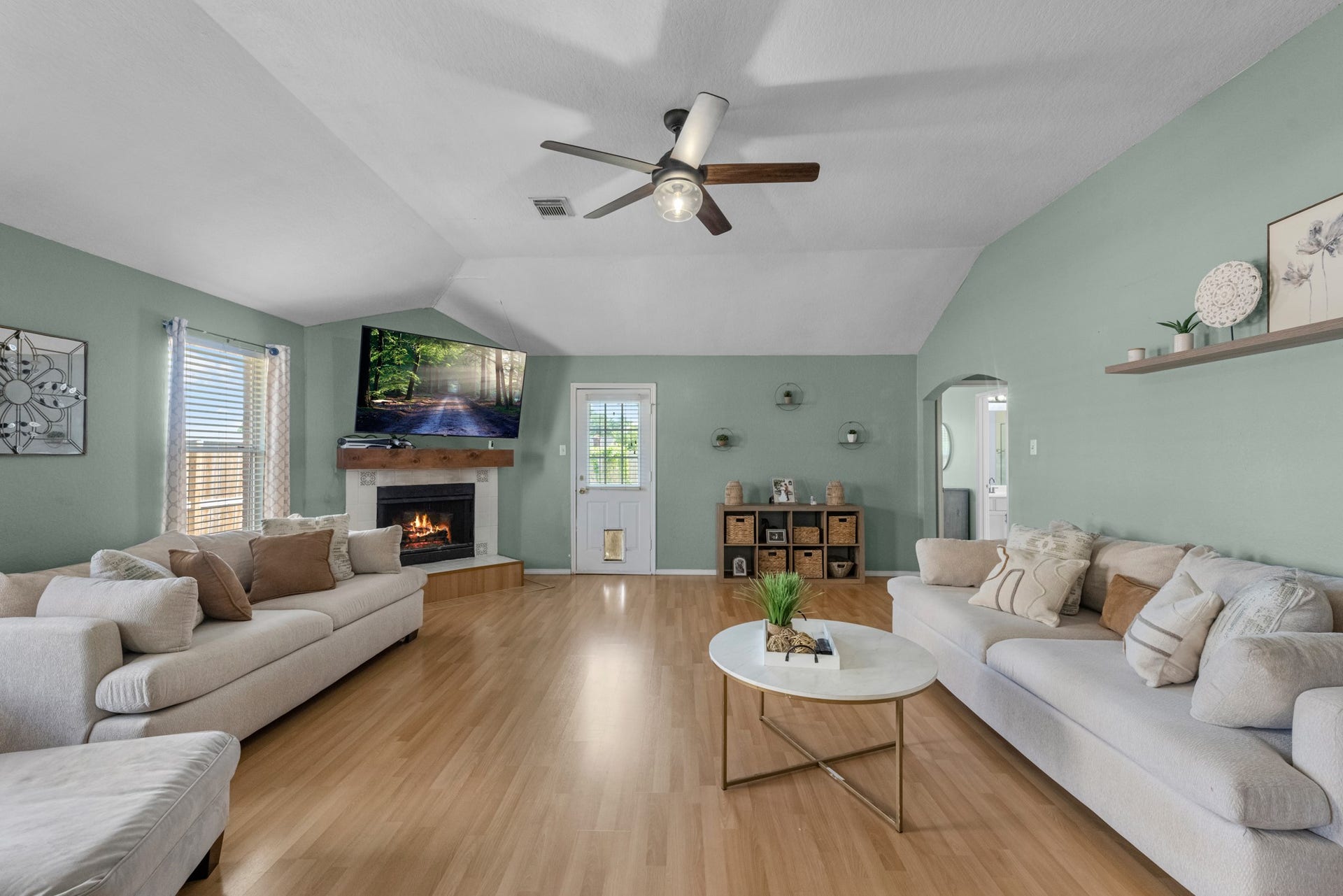 14610 Maisemore Road, Houston, TX 77015 Spacious living room