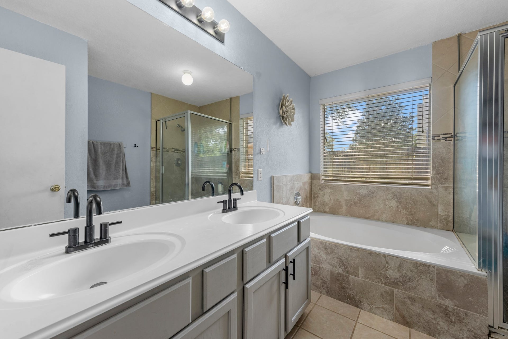 14610 Maisemore Road, Houston, TX 77015 Double sinks in the primary bathroom