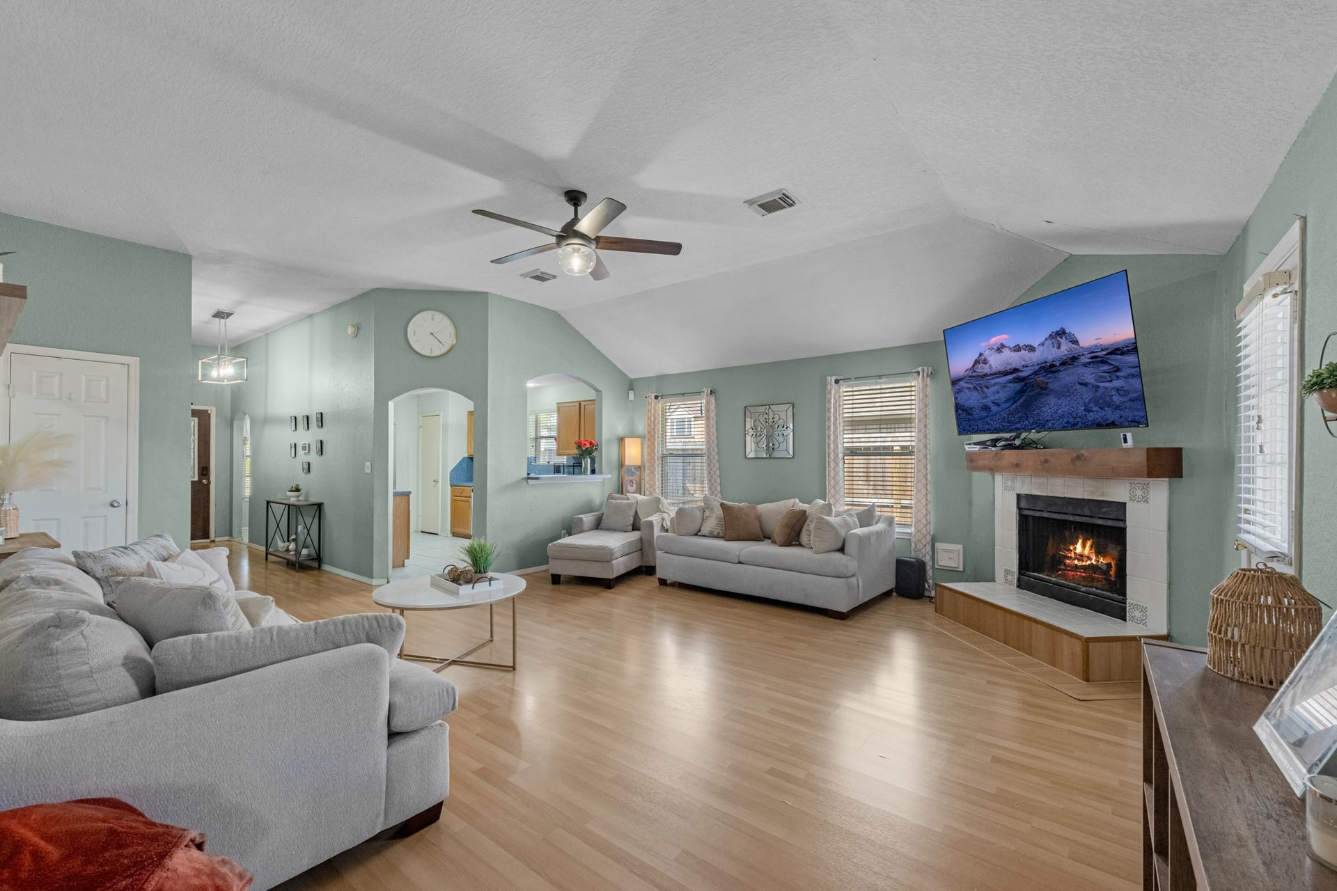 14610 Maisemore Road, Houston, TX 77015 Corner fireplace